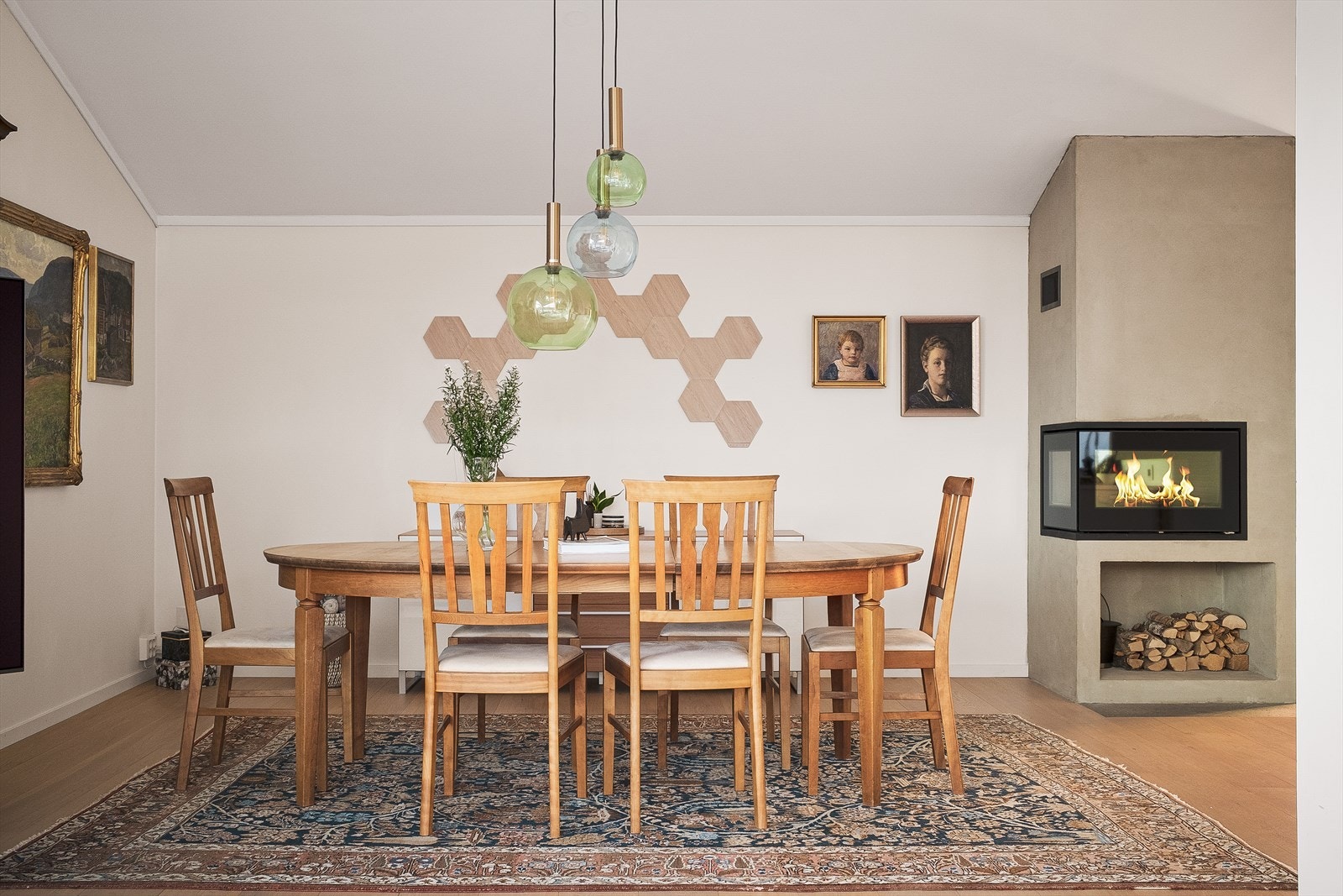 Ved spisestuen er det en moderne peisinnsats som gir ekstra varme. Varmepumpe er også montert i stuen. Galleribilde