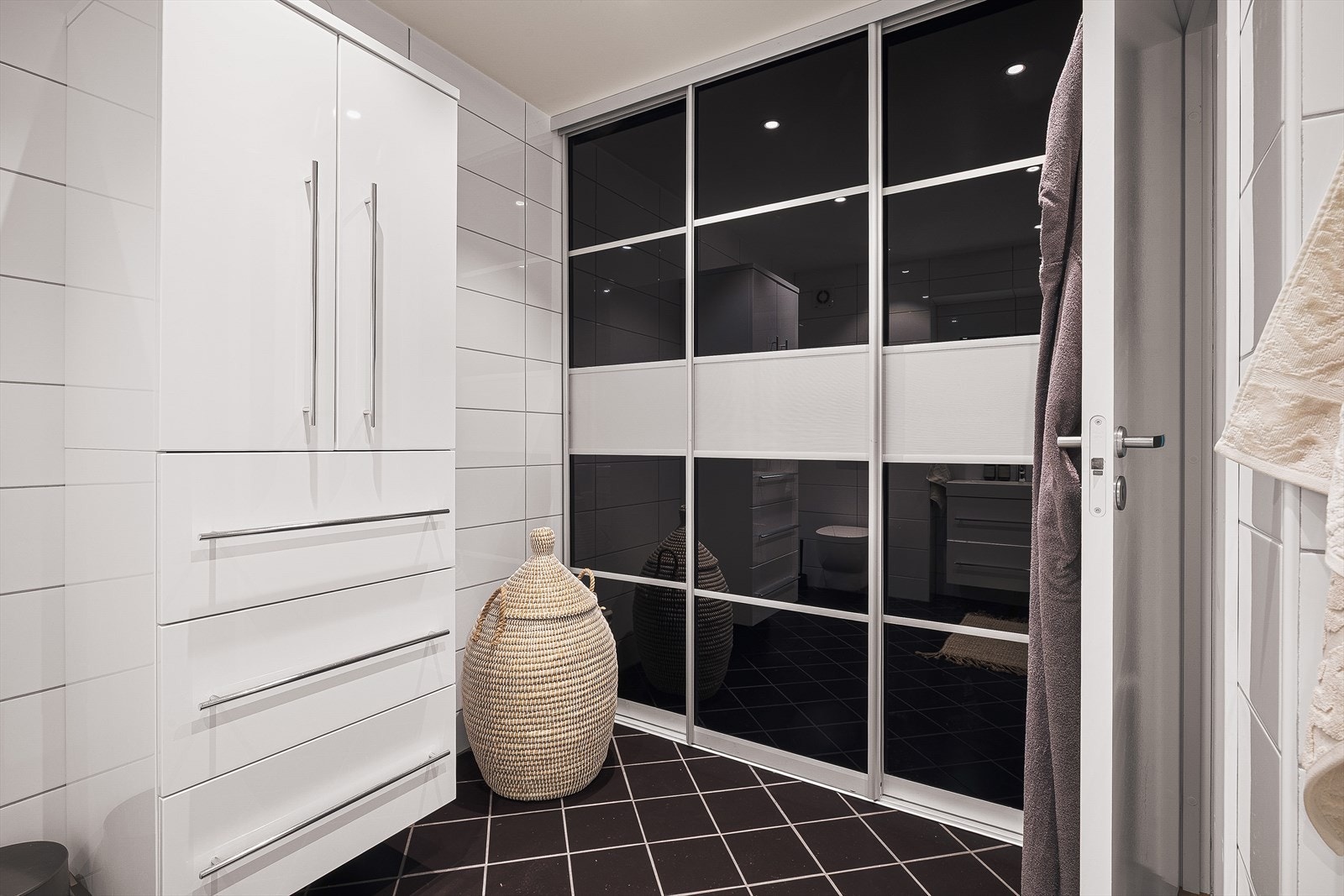 En skyvedørsgarderobe på badet gir ytterligere lagringsmuligheter. Galleribilde