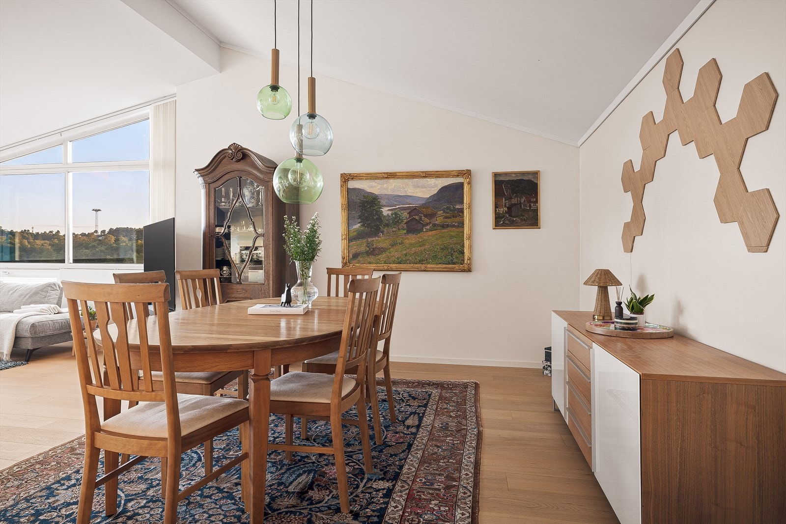 Lyse vegger og parkettgulv danner en nøytral base for personlig innredning. Galleribilde