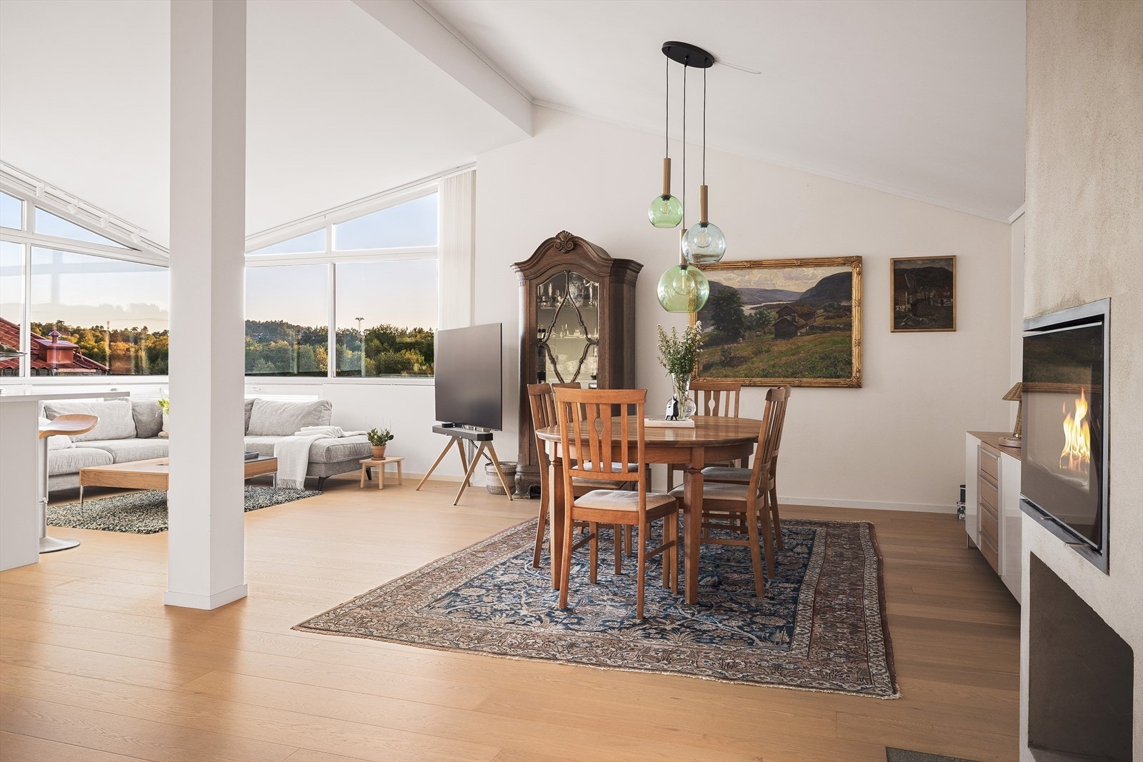 Hele toppetasjen er et lyst og åpent rom med god takhøyde og store vindusflater. Galleribilde