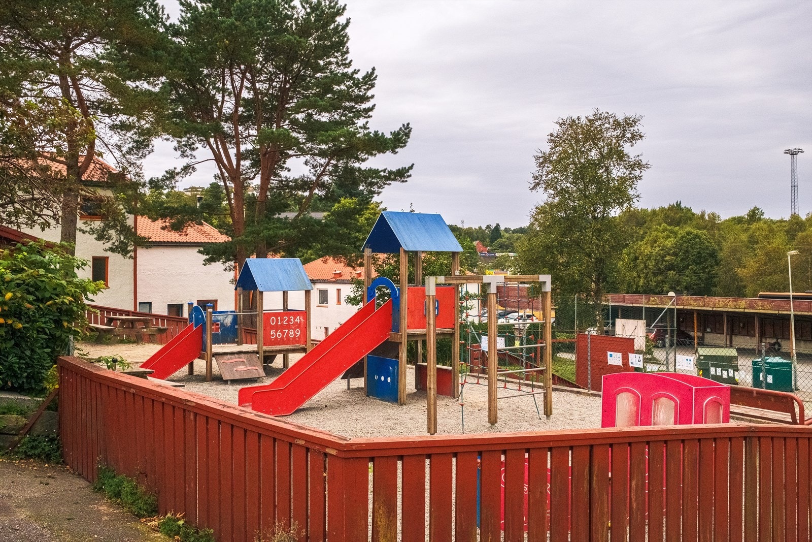 Barnevennlig område med lekeplasser, bilfrie tun og barnehage beliggende midt i borettslaget. Galleribilde