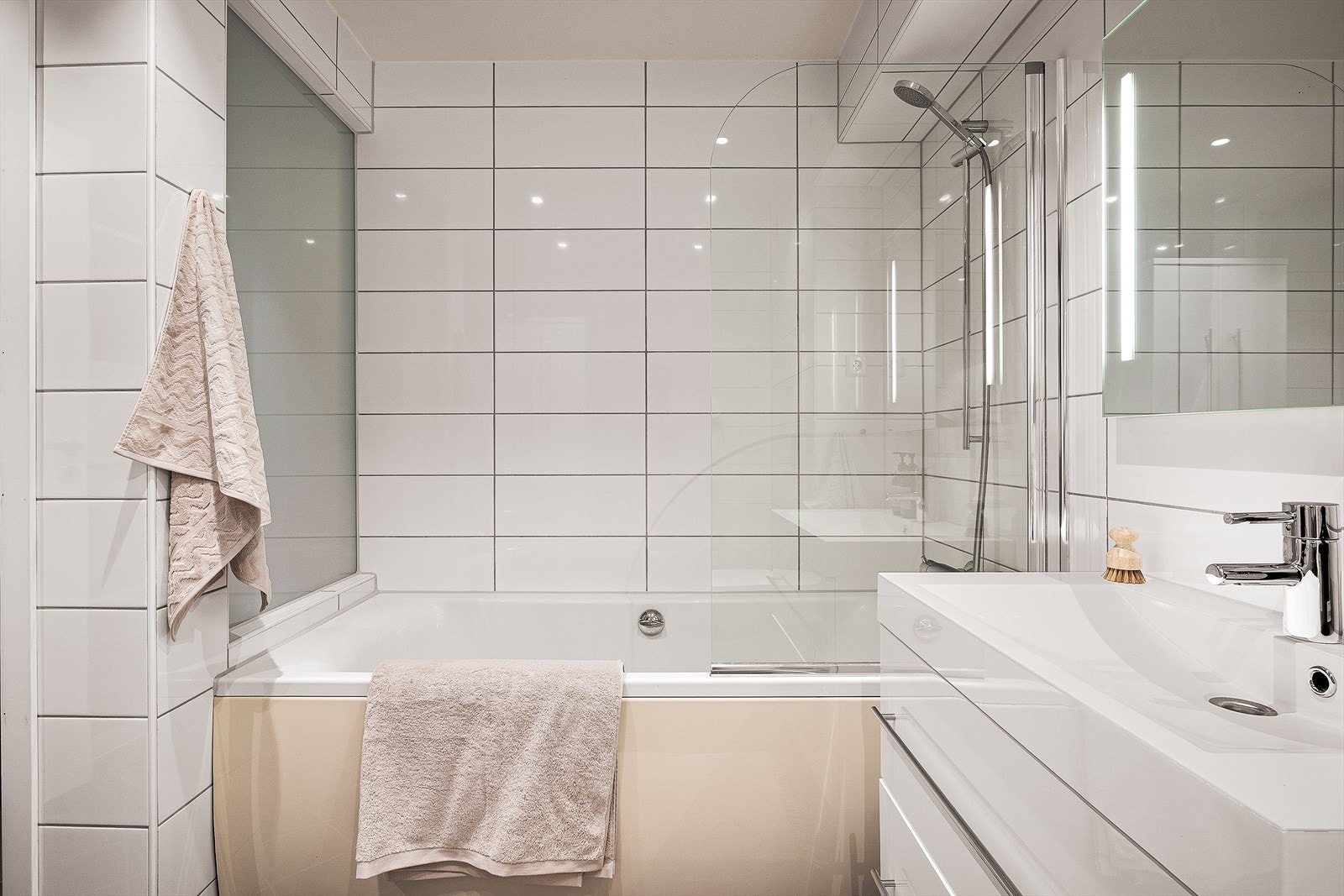Badekar med dusjløsning på badet i 1. etasje. Galleribilde