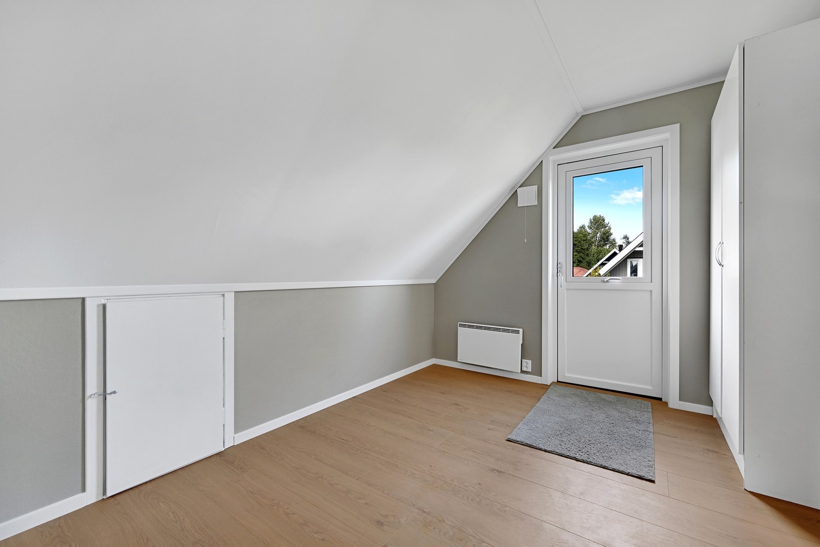 Det tredje soverommet med fransk balkong og lagring i knevegg Galleribilde