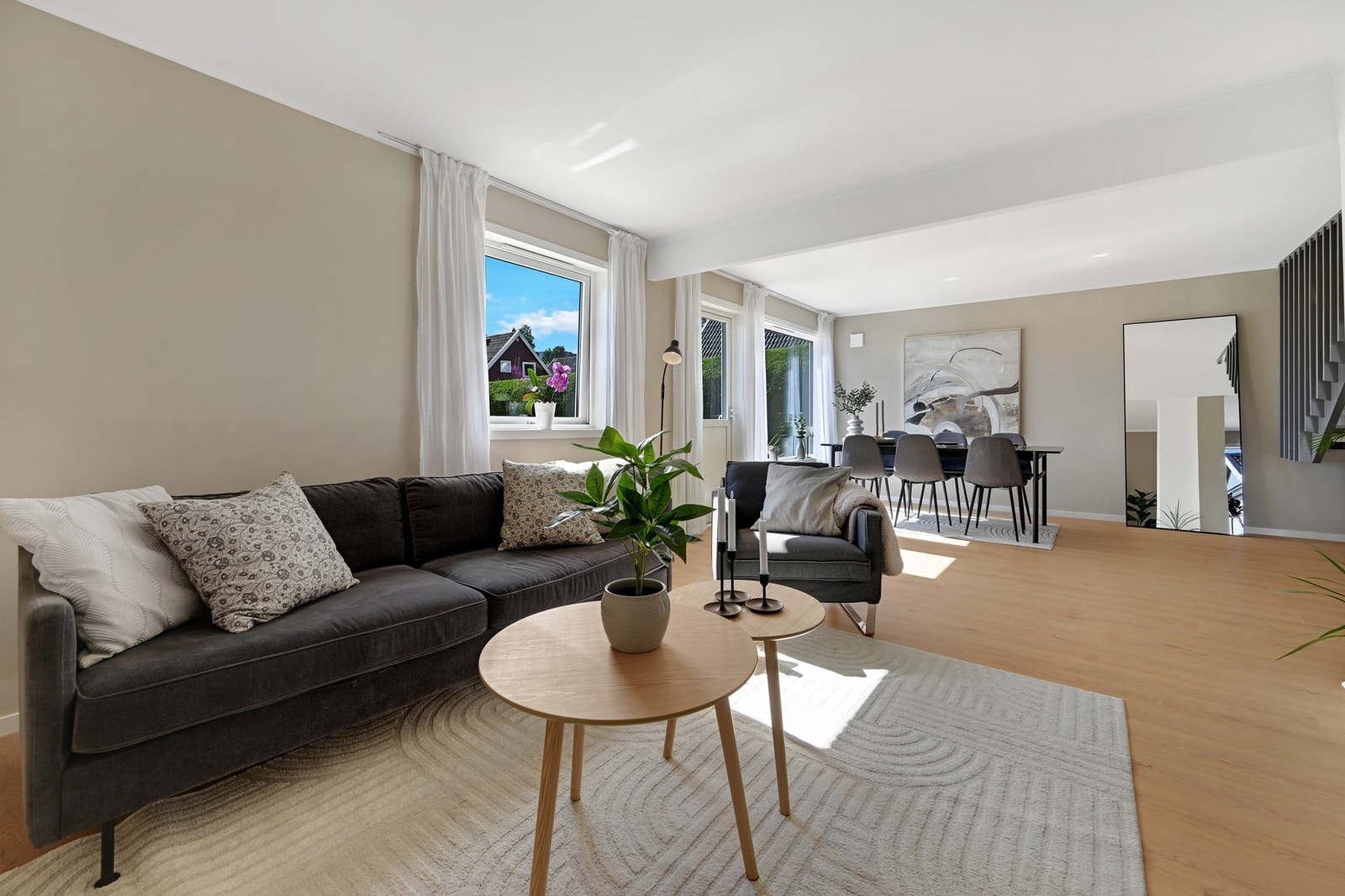 Romslig og innbydende stue med god plass til flere sittegrupper. Galleribilde