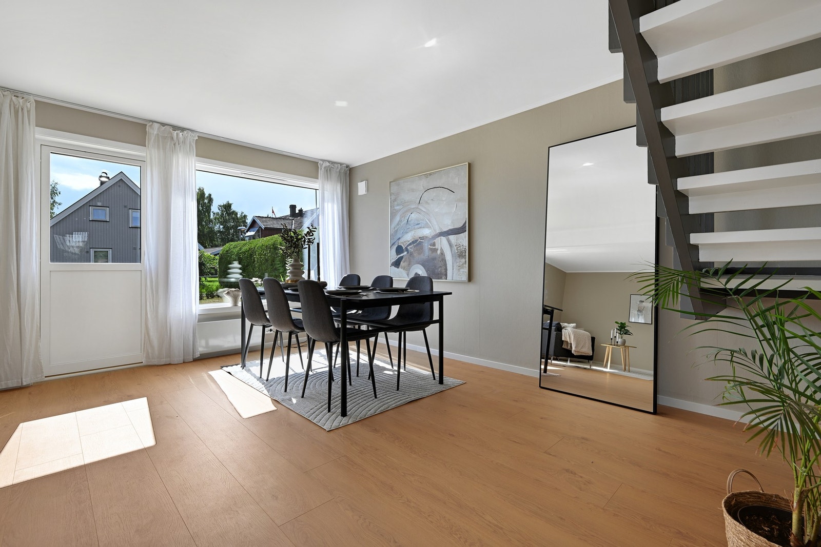 Inn igjen til spisestuen ser vi trappen opp til 2. etasje Galleribilde