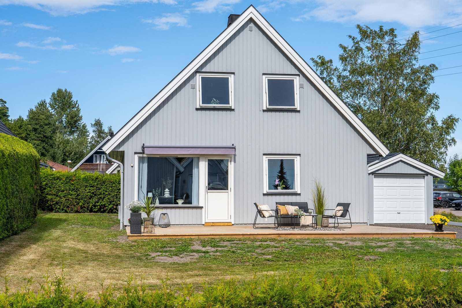 Boligen ligger fint til på tomten med gode utearealer rundt huset. Galleribilde