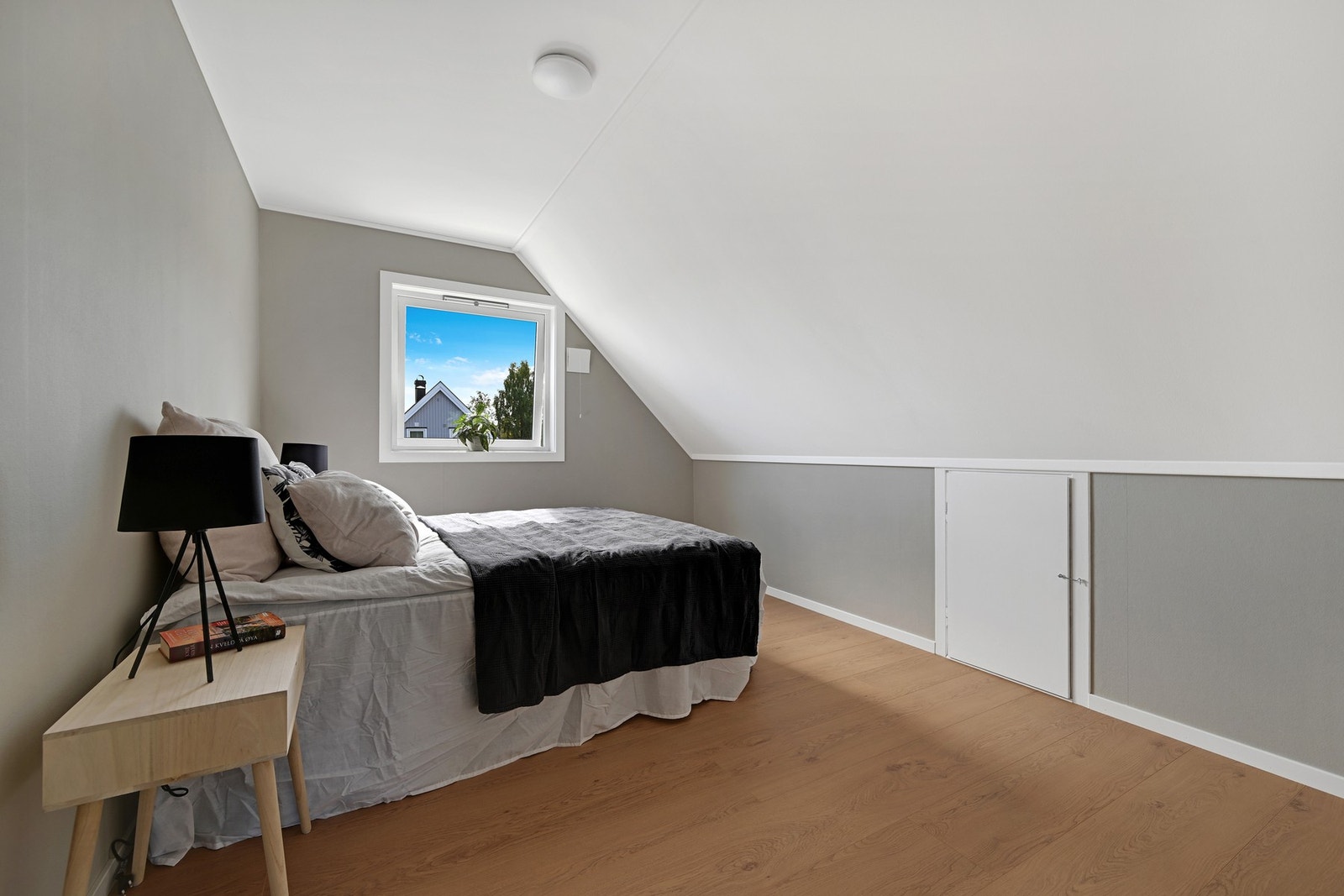 Innbydende hovedsoverom med god plass til dobbeltseng og nattbord. Galleribilde