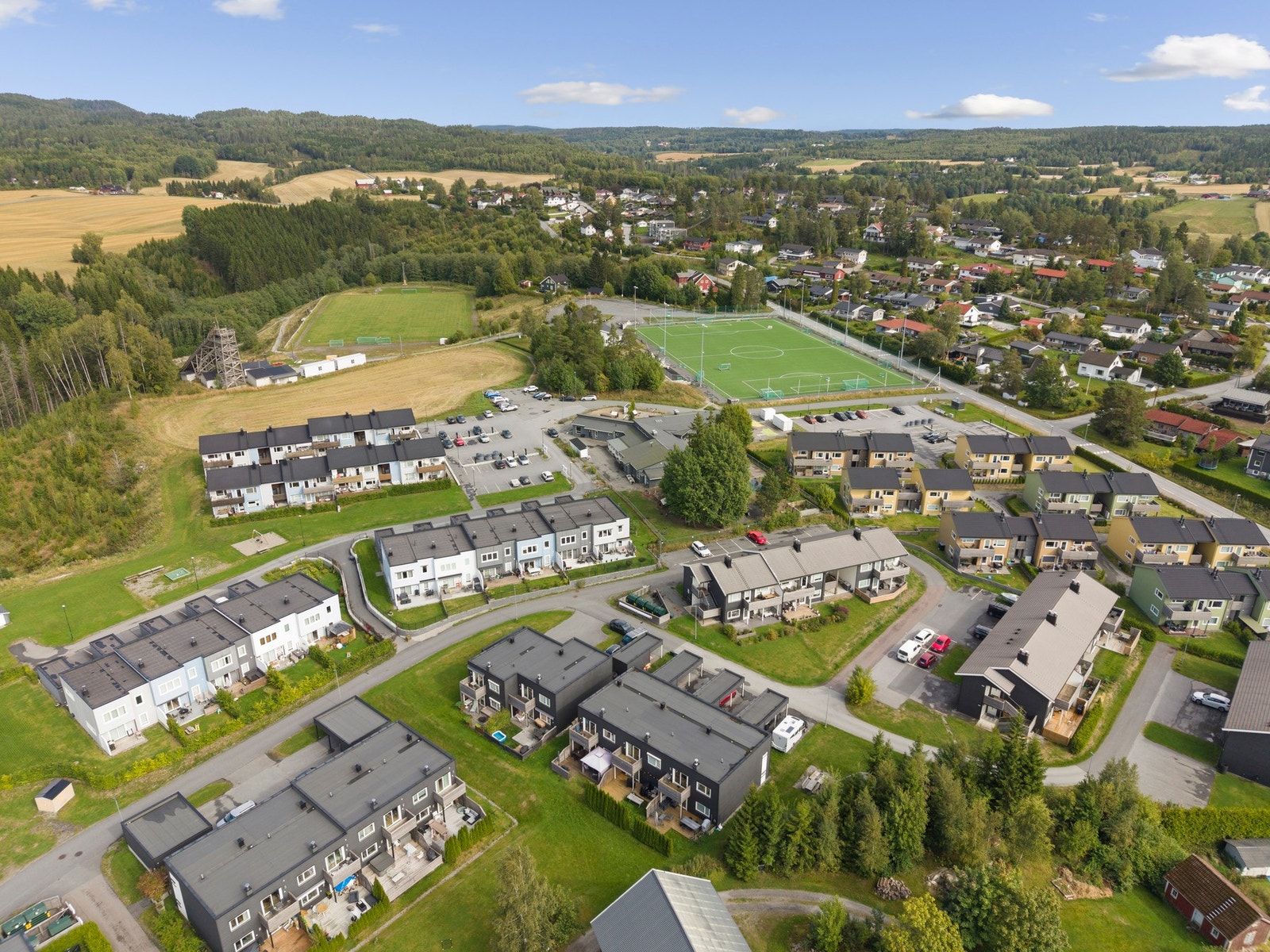 Når du velger bolig, velger du også nabolag. Nærbutikk. Skolevei. Nærhet til naturen. Nye naboer. Rammen rundt der du bor. Galleribilde