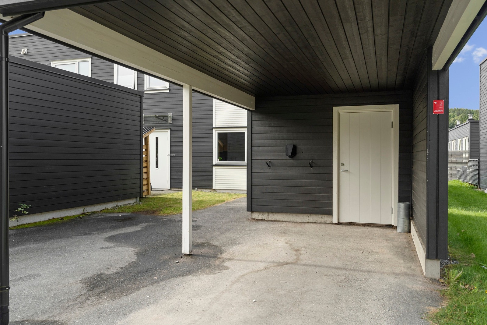 Ved carporten er det en praktisk utebod på ca. 5 m², som gir gode oppbevaringsmuligheter for blant annet sykler, hageredskaper og annet utstyr. Galleribilde