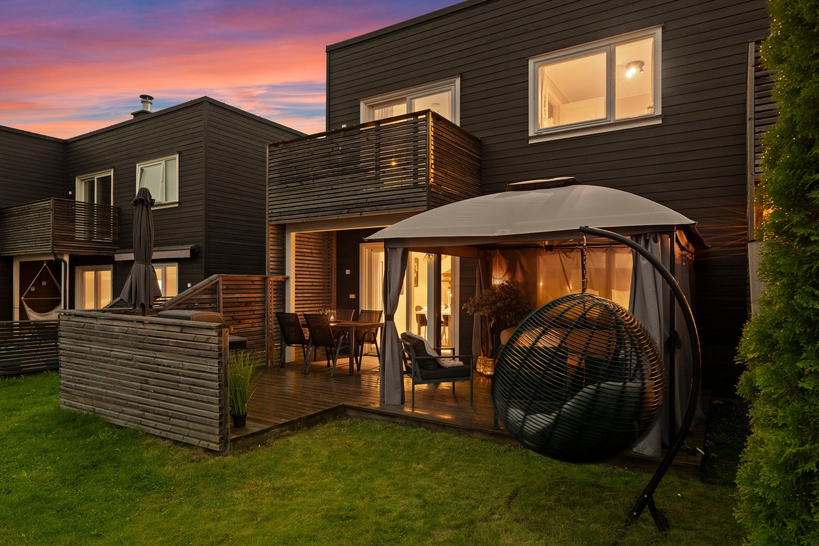 Den vestvendte beliggenheten byr på gode solforhold, med fine muligheter for å nyte ettermiddags- og kveldssolen. Galleribilde