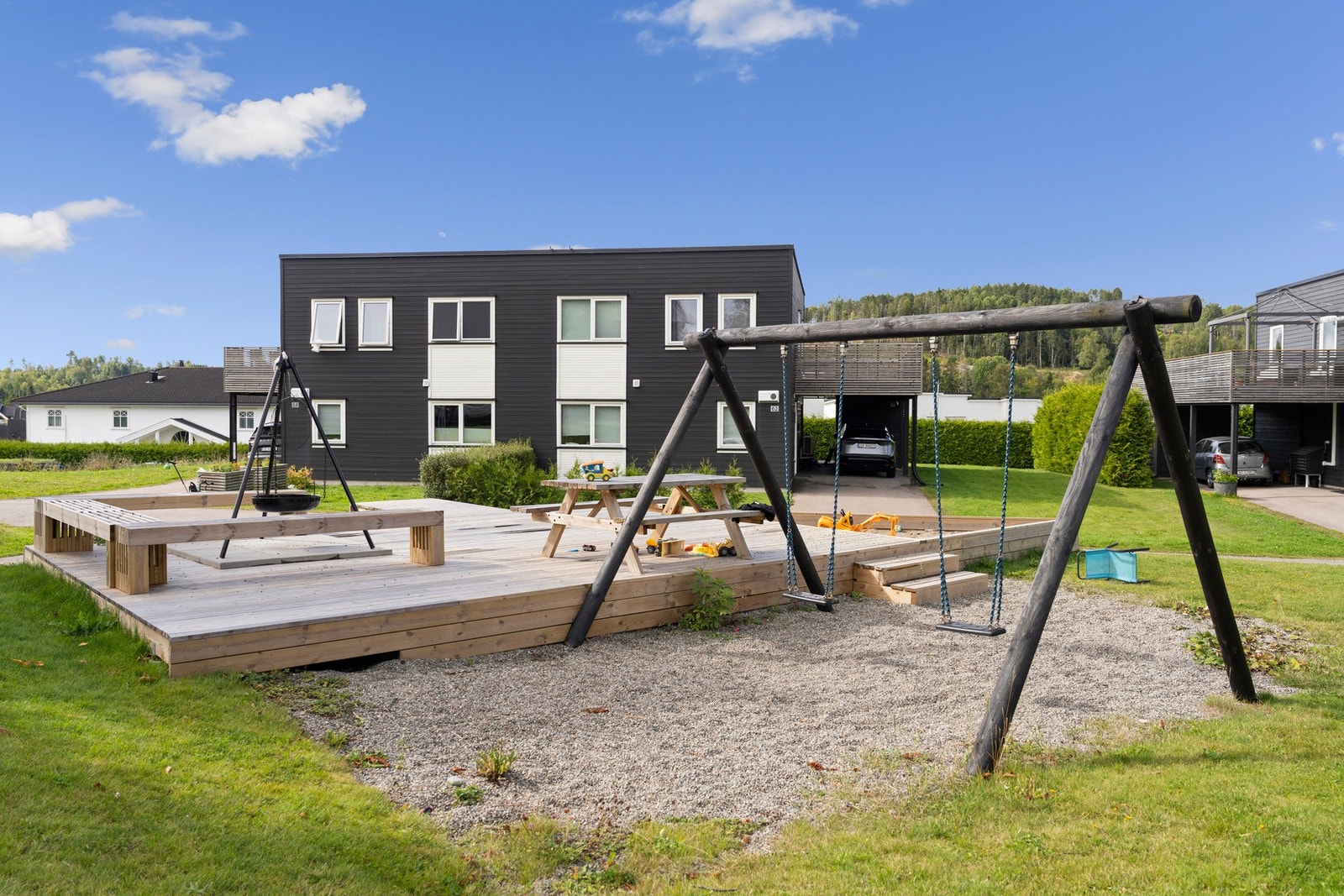 De grønne fellesarealene byr på fine oppholdsarealer med lekeplass og sittebenker, og bidrar til et hyggelig og familievennlig bomiljø. Galleribilde