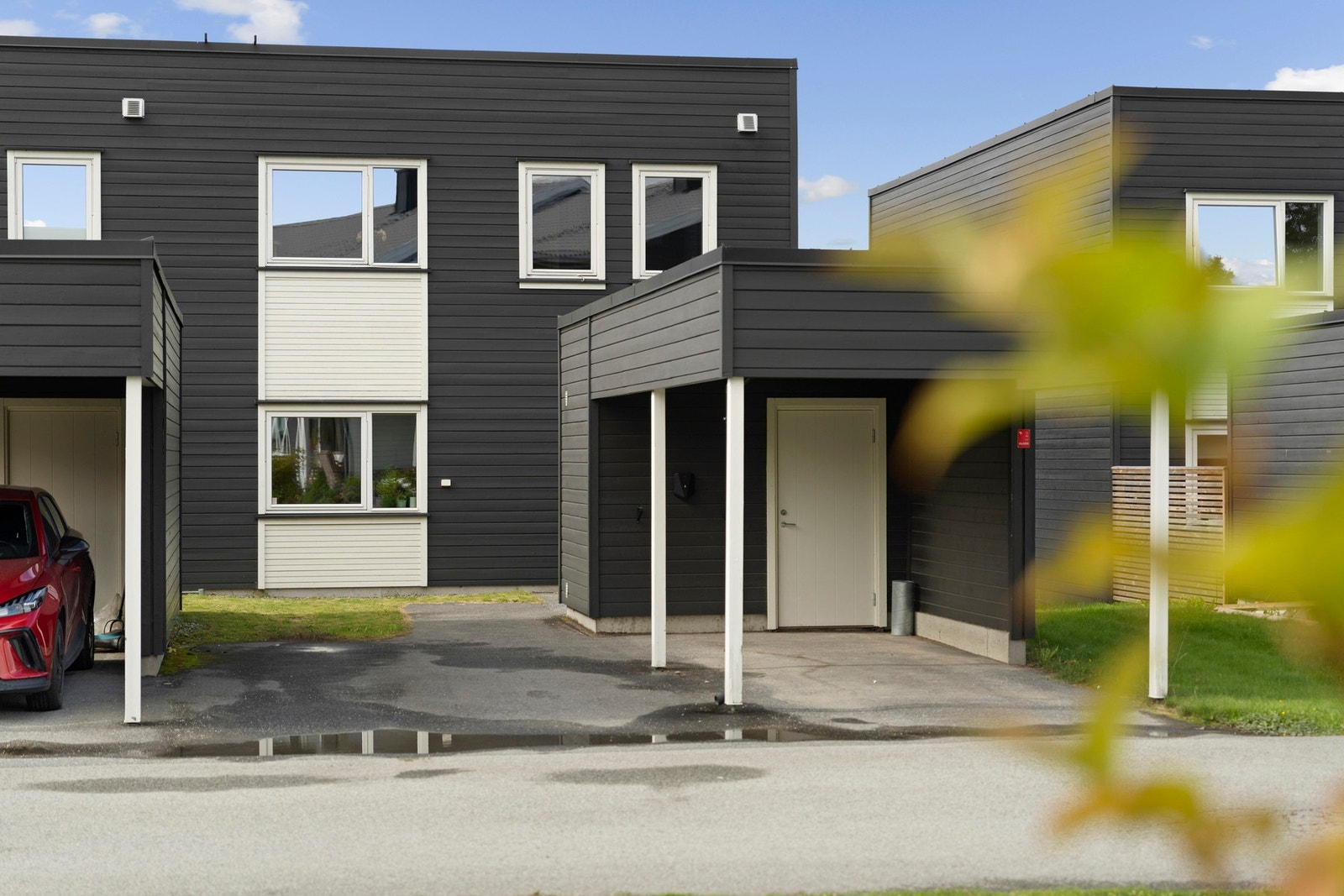 Boligen disponerer egen carport, samt øvrig biloppstillingsplass på egen gårdsplass. Galleribilde