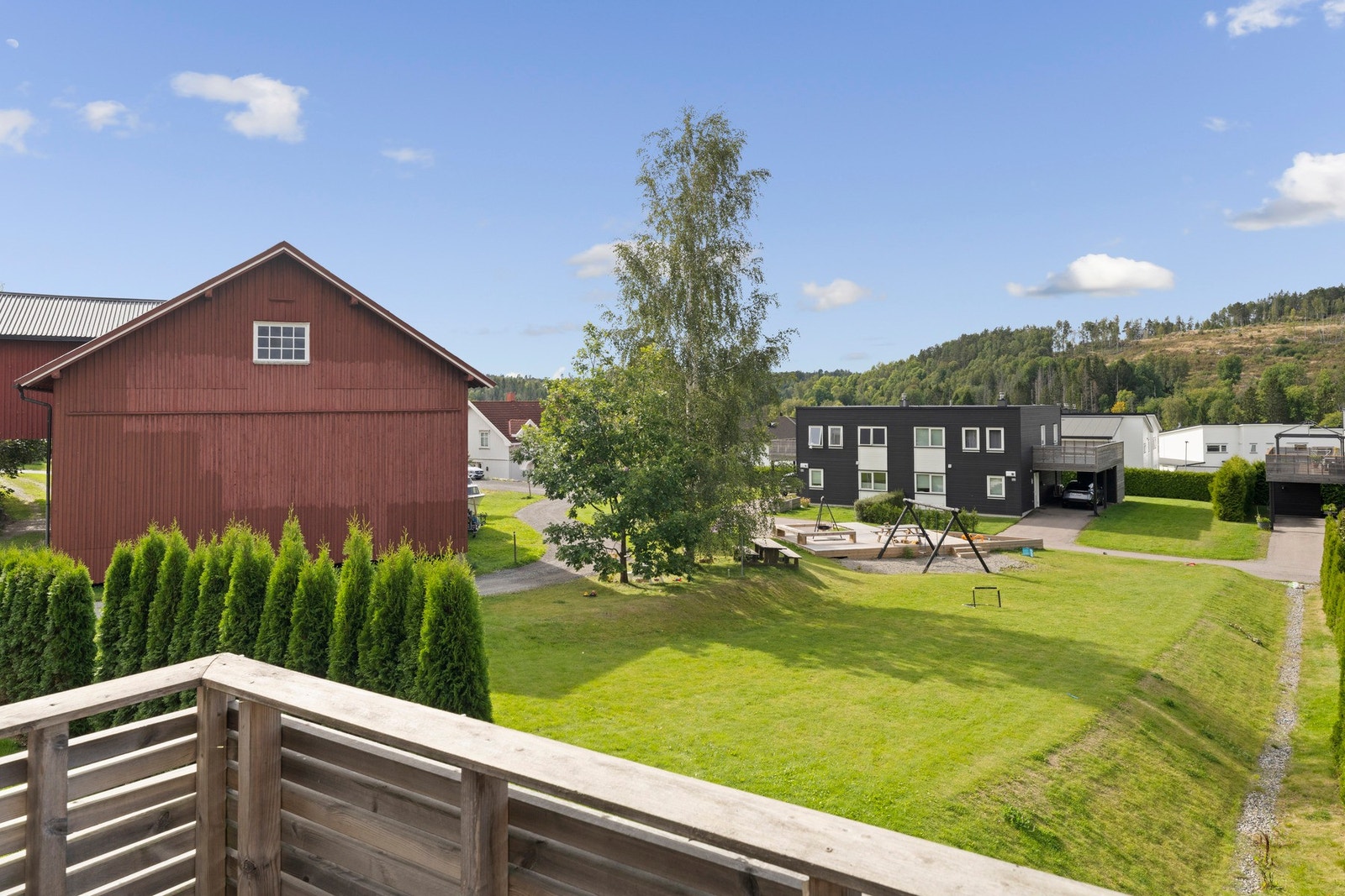 Fra den vestvendte balkongen er det fint utsyn over de grønne fellesarealene og nærområdet, med gode solforhold utover ettermiddagen og kvelden. Galleribilde