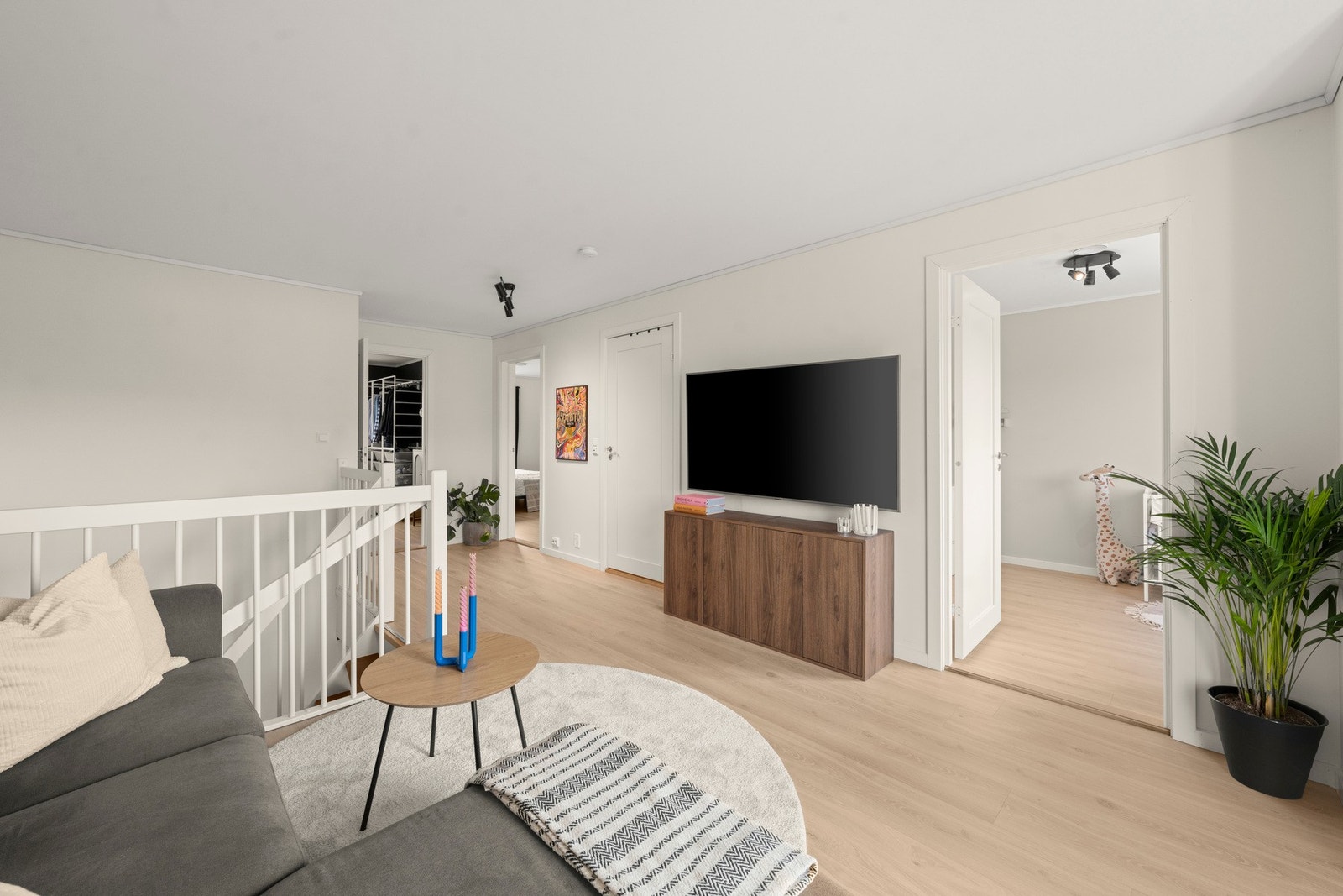 Stuen egner seg godt som TV-stue, oppholdsrom for barna eller en mer tilbaketrukket sittegruppe, og har direkte utgang til vestvendt balkong. Galleribilde