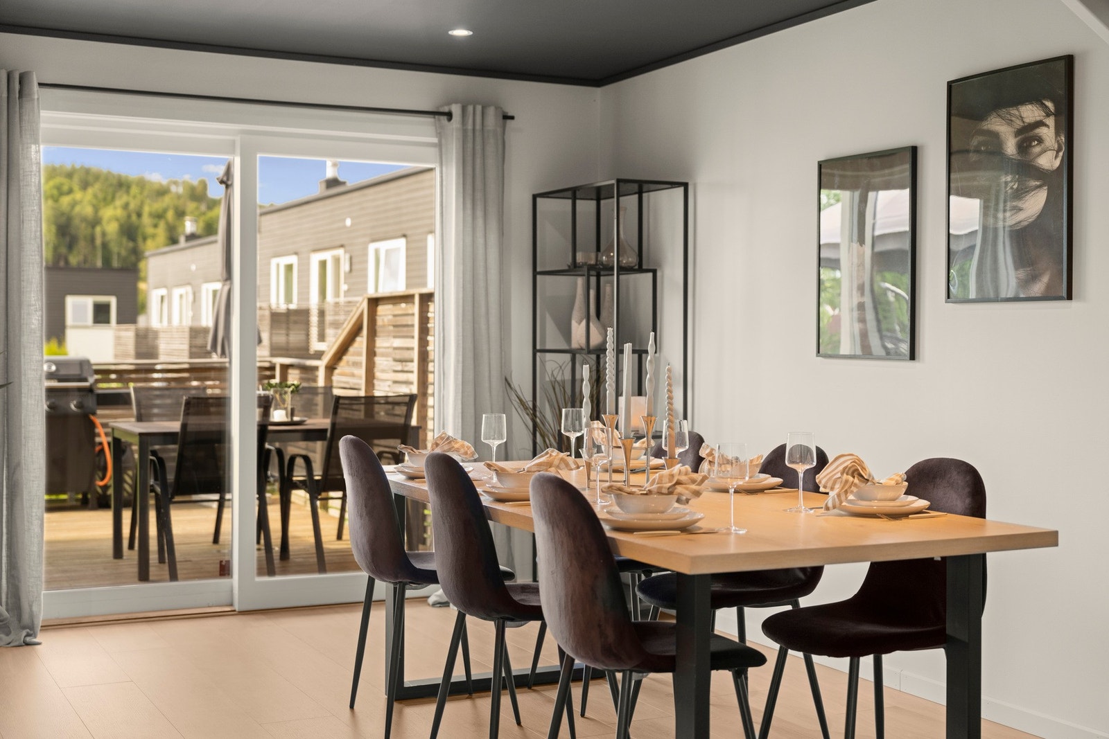 Fra stuen er det direkte utgang til en vestvendt markterrasse på ca. 30 m², med gode solforhold utover ettermiddagen og kvelden. Galleribilde