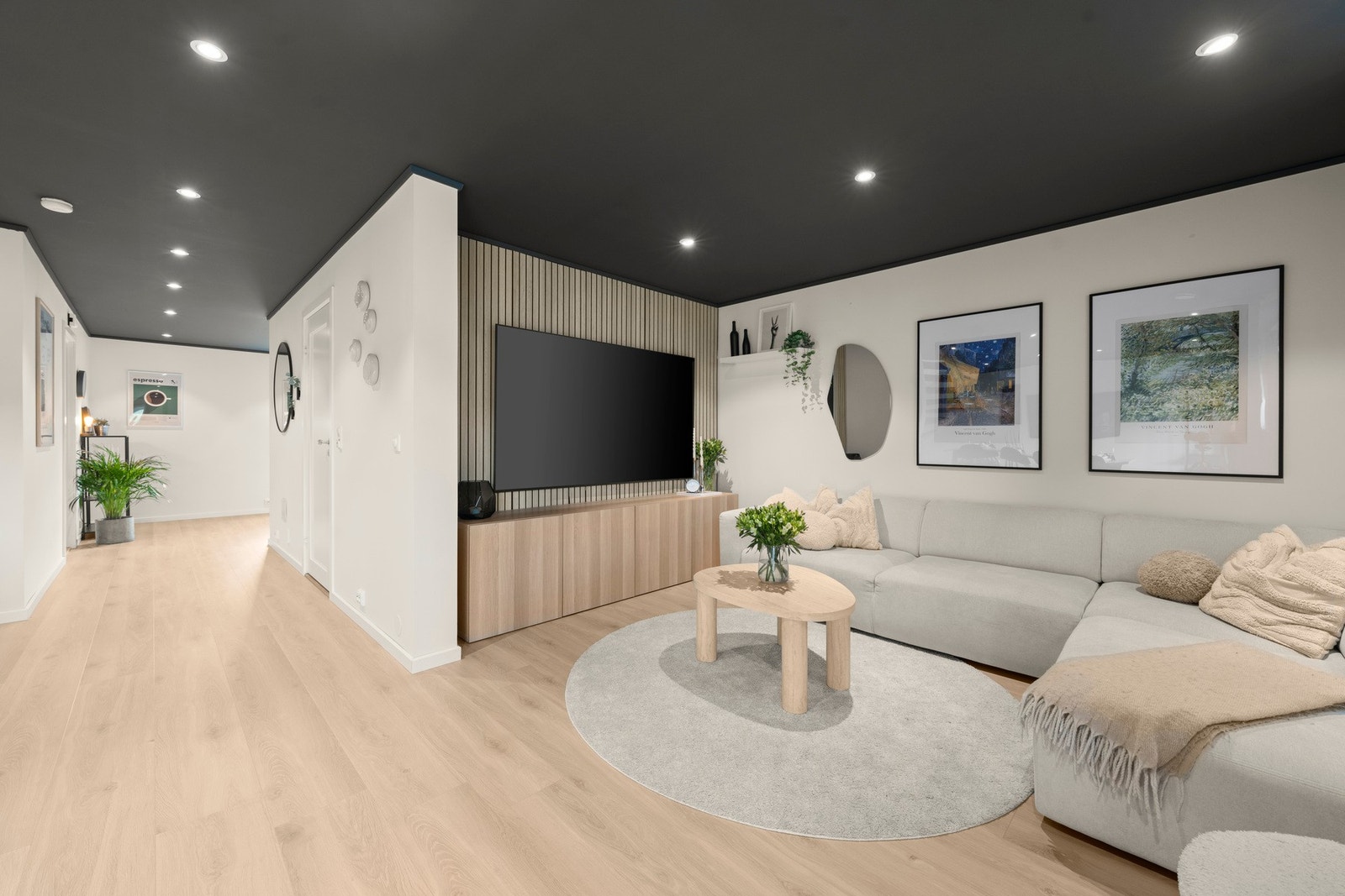 Stuen har en stilren og gjennomført utforming, med moderne detaljer og en lun TV-sone som gir rommet et helhetlig og innbydende uttrykk. Galleribilde