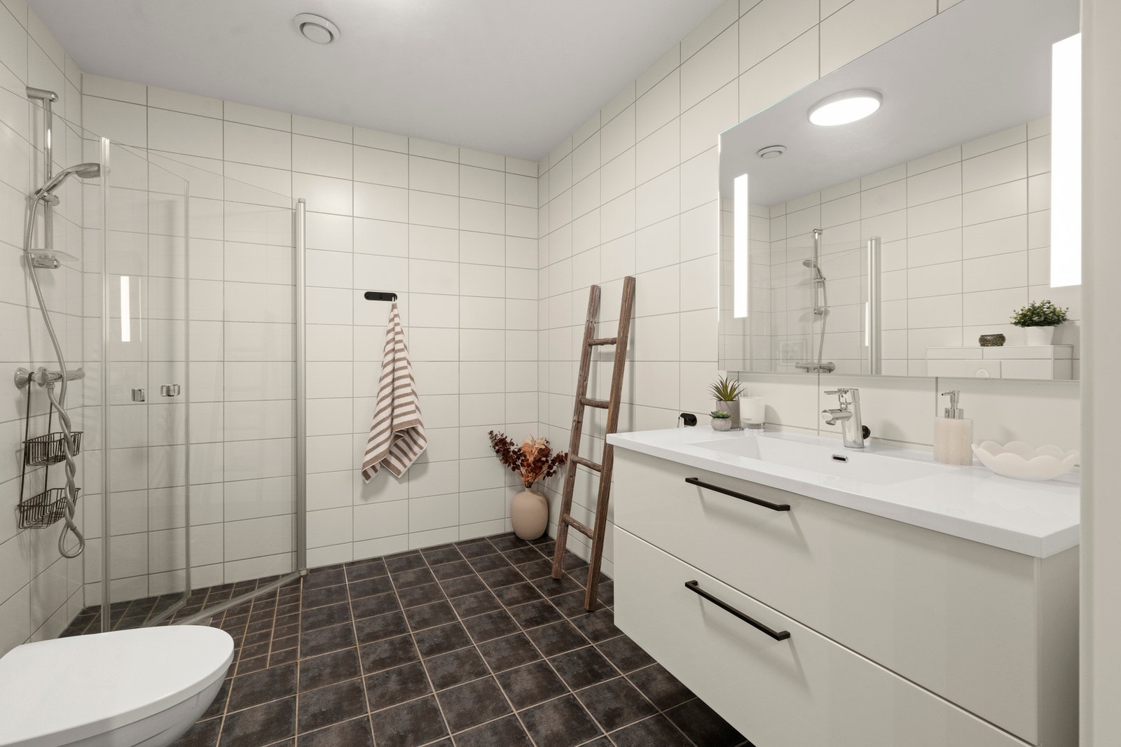 Badet i 2. etasje har en god størrelse og et lyst, moderne uttrykk med flislagte overflater og god gulvplass. Galleribilde