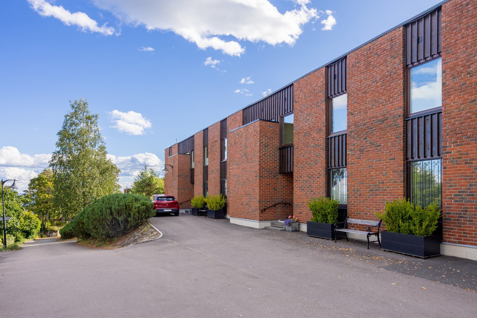 Fasade fra gårdsplass mot inngangsparti Galleribilde