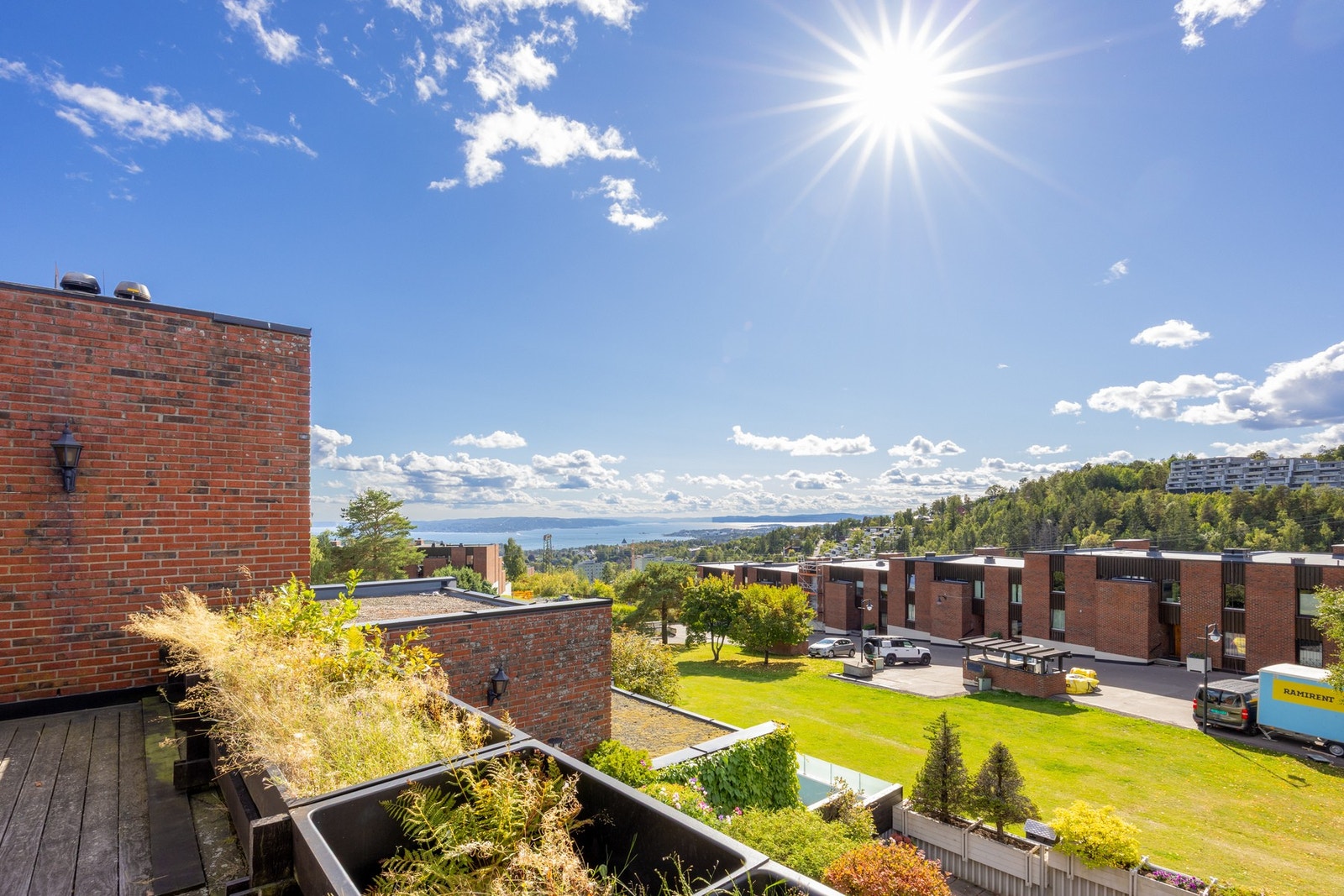 Nærområdet på Montebello er svært veletablert med store, velstelte grøntarealer mellom bebyggelsen, noe som gir en åpen og fri følelse. Galleribilde