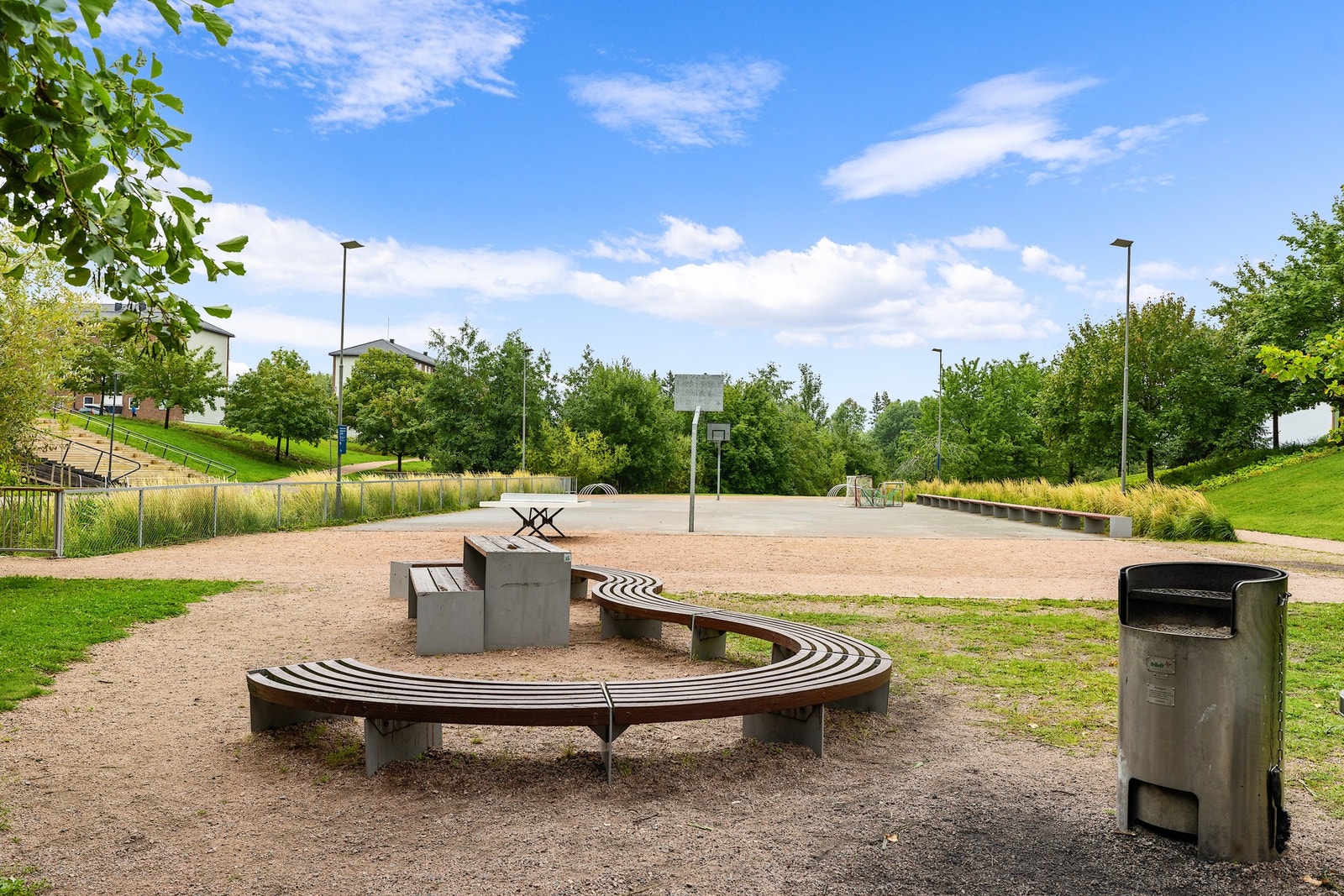 Bjerkedalen park byr på aktiviteter for store og små - med blant annet ballbaner, lekeområder og skøytebane vinterstid. Galleribilde