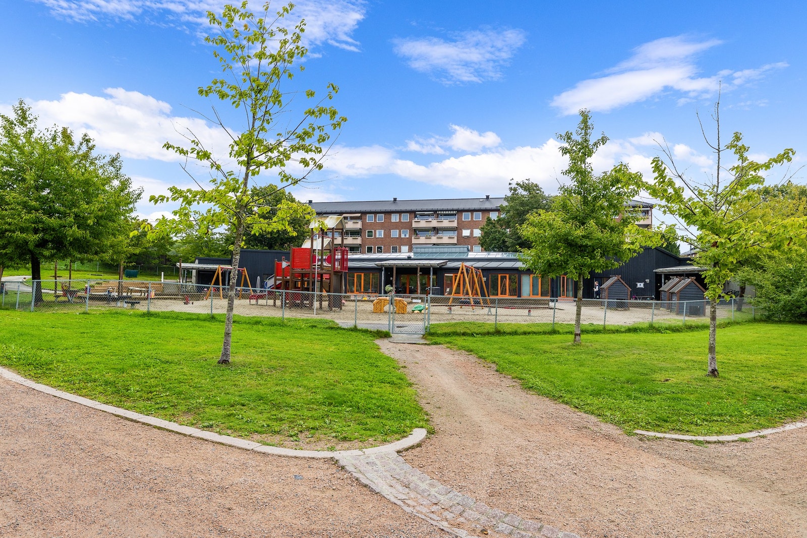 For barnefamilien blir hverdagslogistikken enkel med Bjerkedalen barnehage rett utenfor døren. Galleribilde