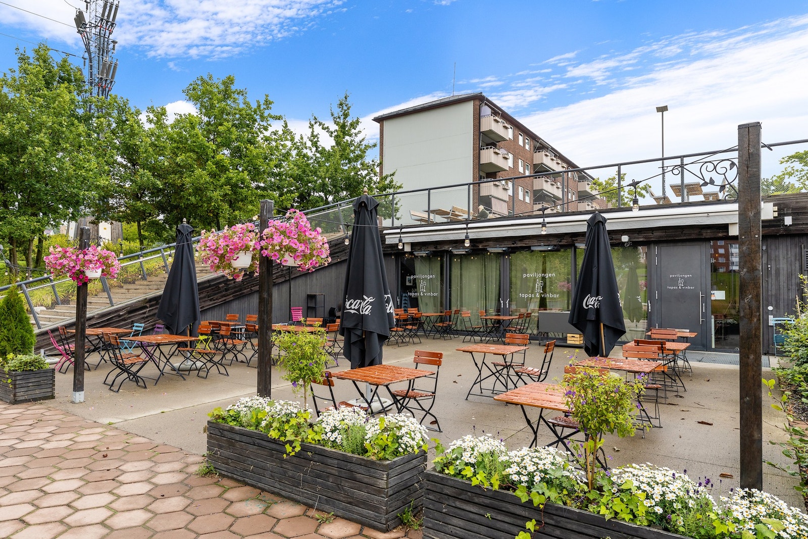 Paviljongen i Bjerkedalen park byr på tapas, vin og hyggelig uteservering i grønne omgivelser. Galleribilde