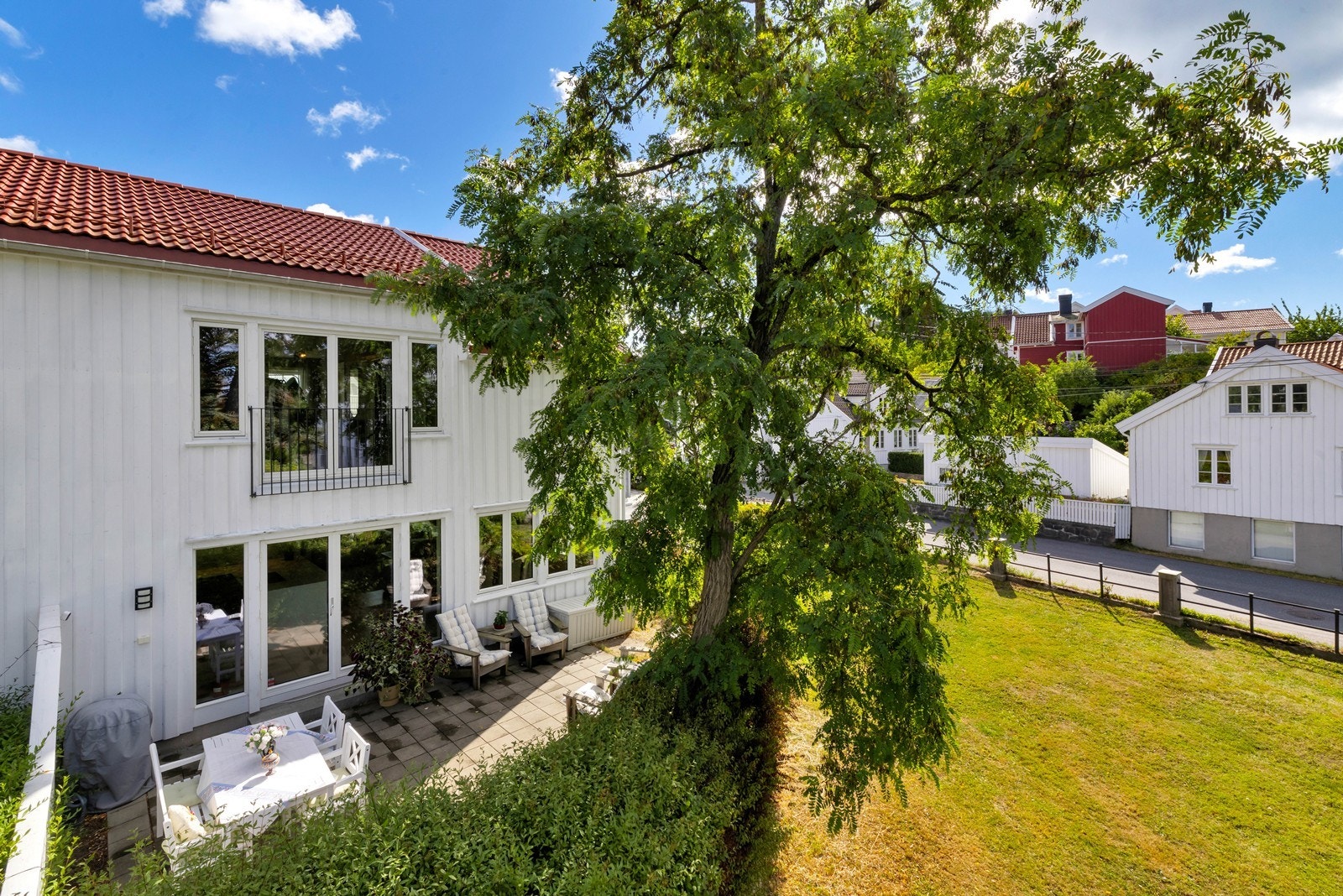 Skjermet hageflekk og markterrasse med adkomst fra stuen. Galleribilde
