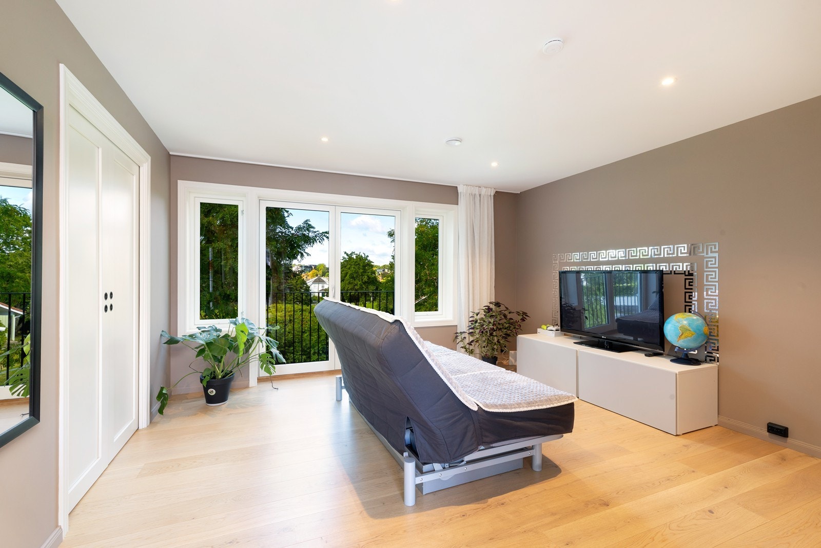 Hyggelig loftstue med fransk balkong mot vest. Galleribilde