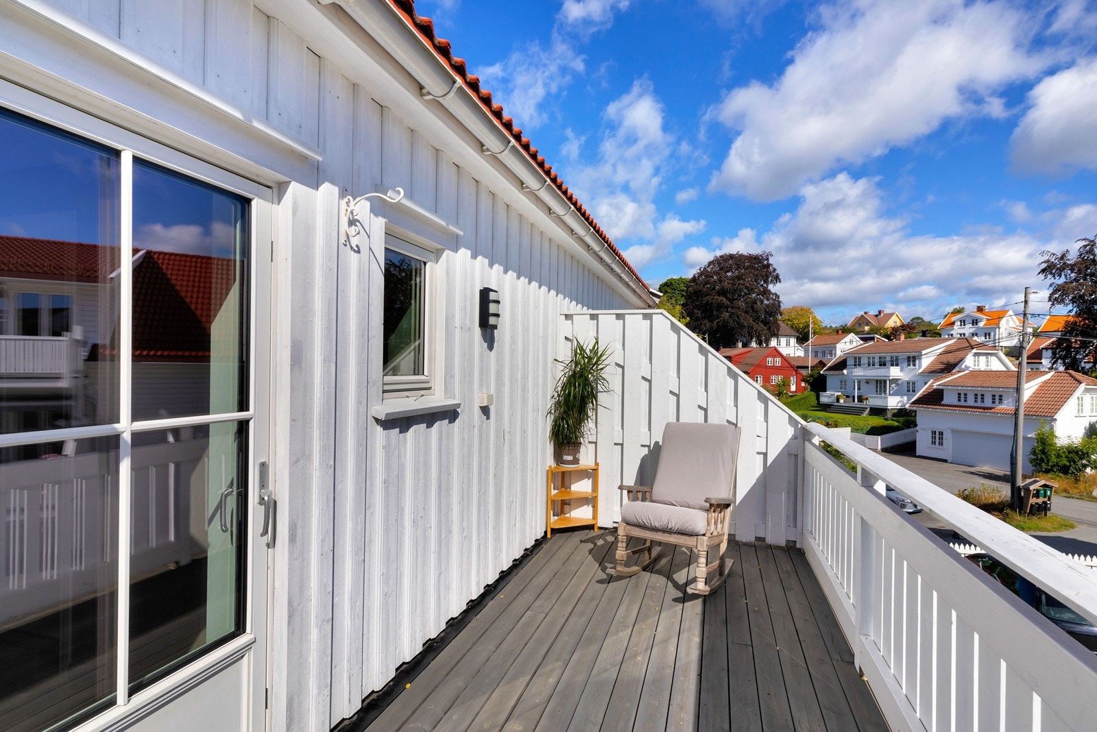 Veranda hvor du kan nyte morgenkaffen og formiddagssolen i rolige omgivelser. Galleribilde