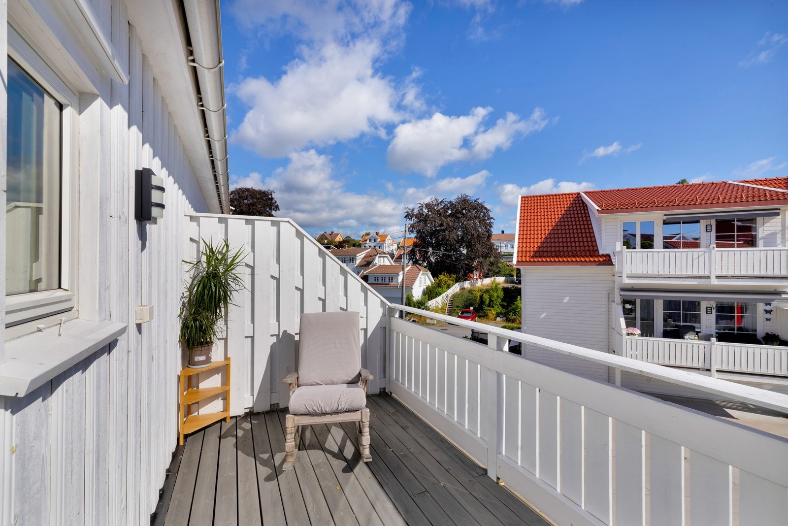 Veranda i 2. etasje hvor du kan nyte morgenkaffen og formiddagssolen i rolige omgivelser. Galleribilde
