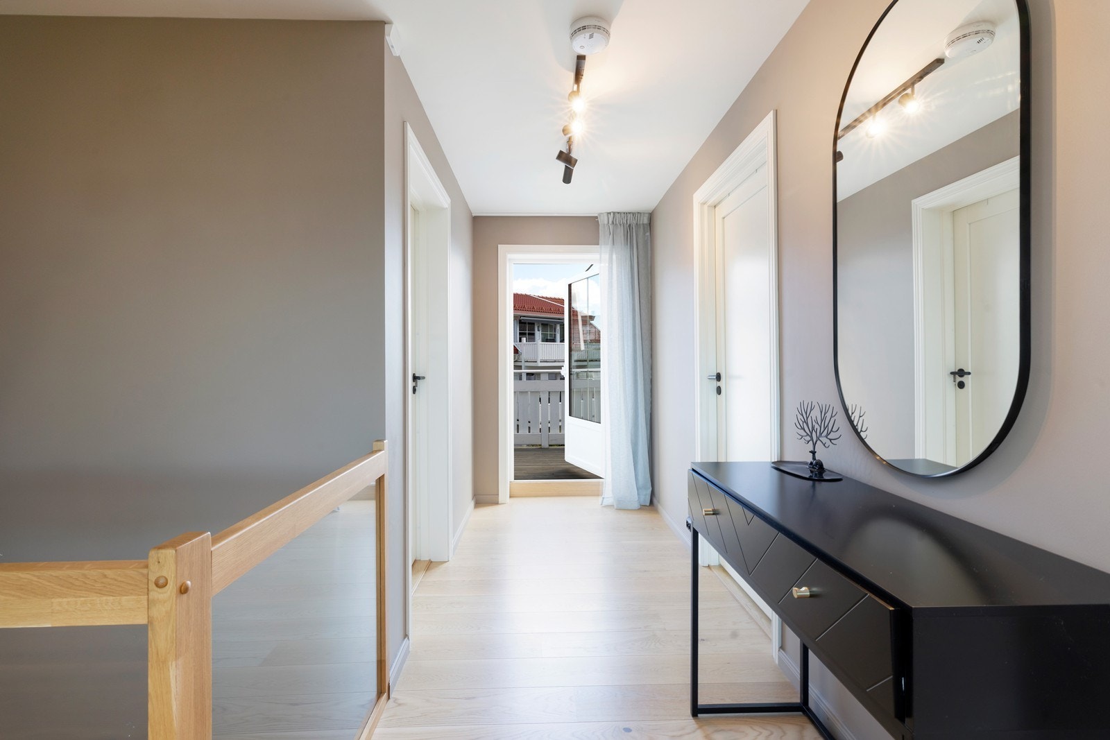 Fra 2. etasje er det utgang til veranda. Galleribilde