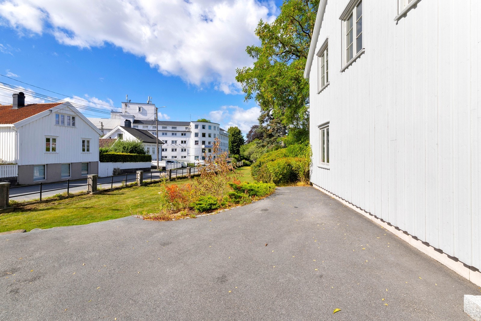 Gåavstand til skoler, butikker og restauranter samt sjø. Galleribilde
