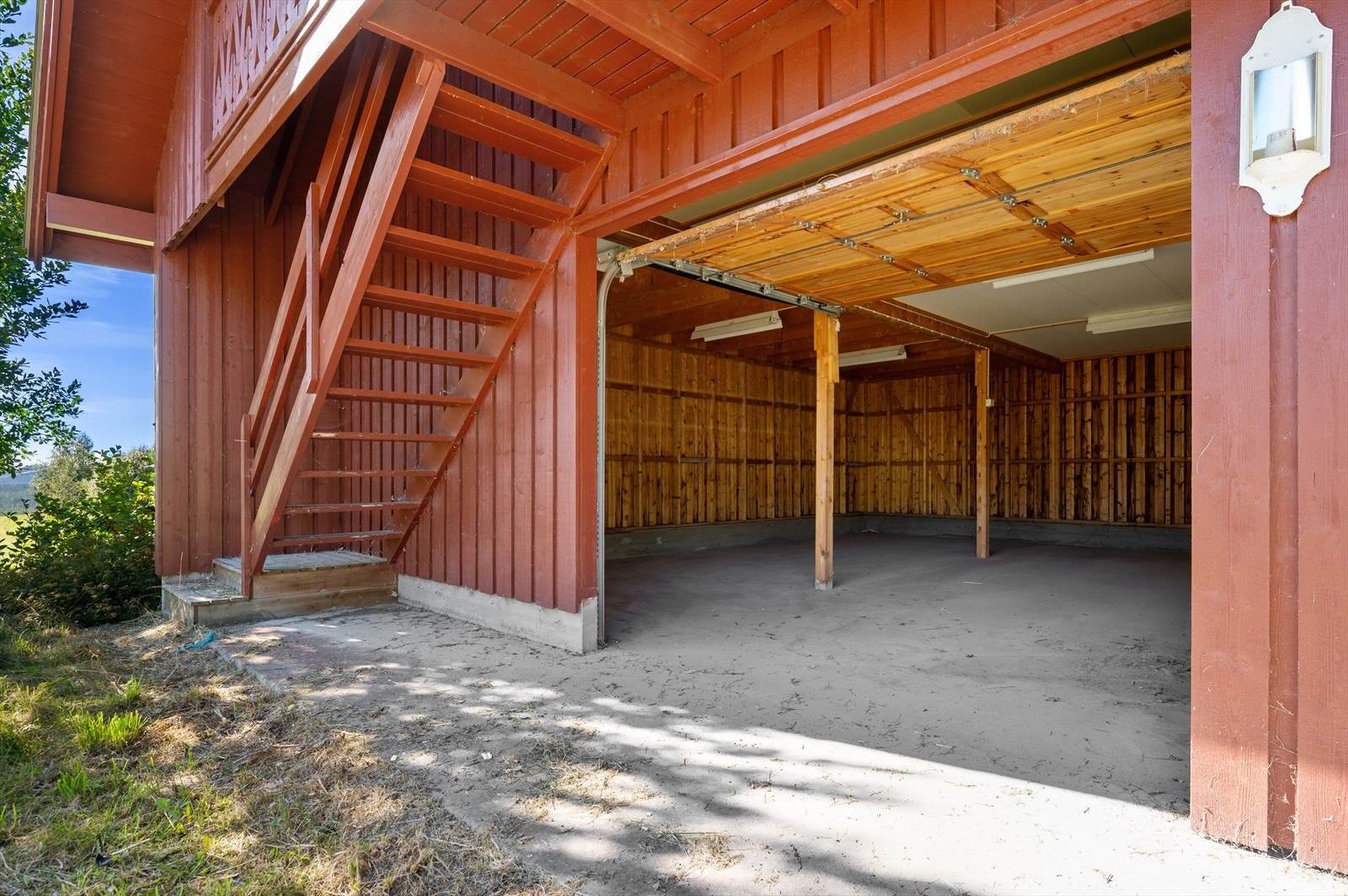 Eiendommen er også bebygd med en stor garasje fra 1990 på totalt 95m². Galleribilde