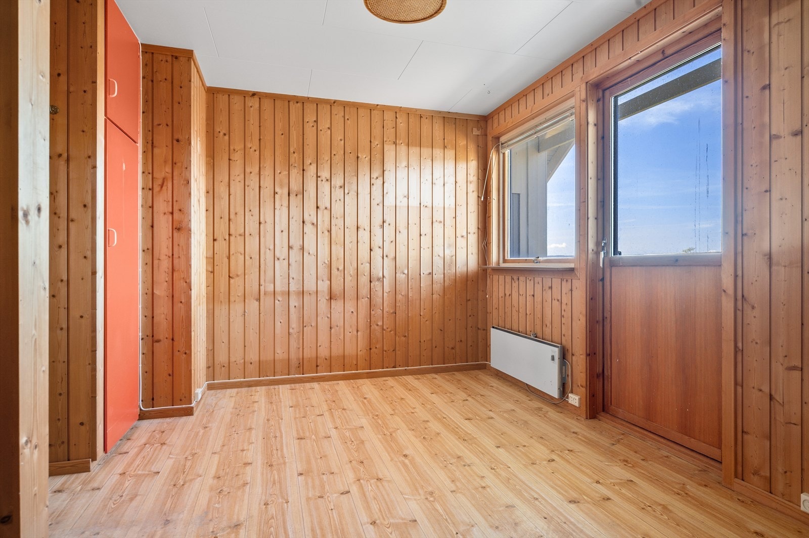Soverom 1 har oppbevaringsplass i plassbygget skap, samt utgang til balkong. Galleribilde
