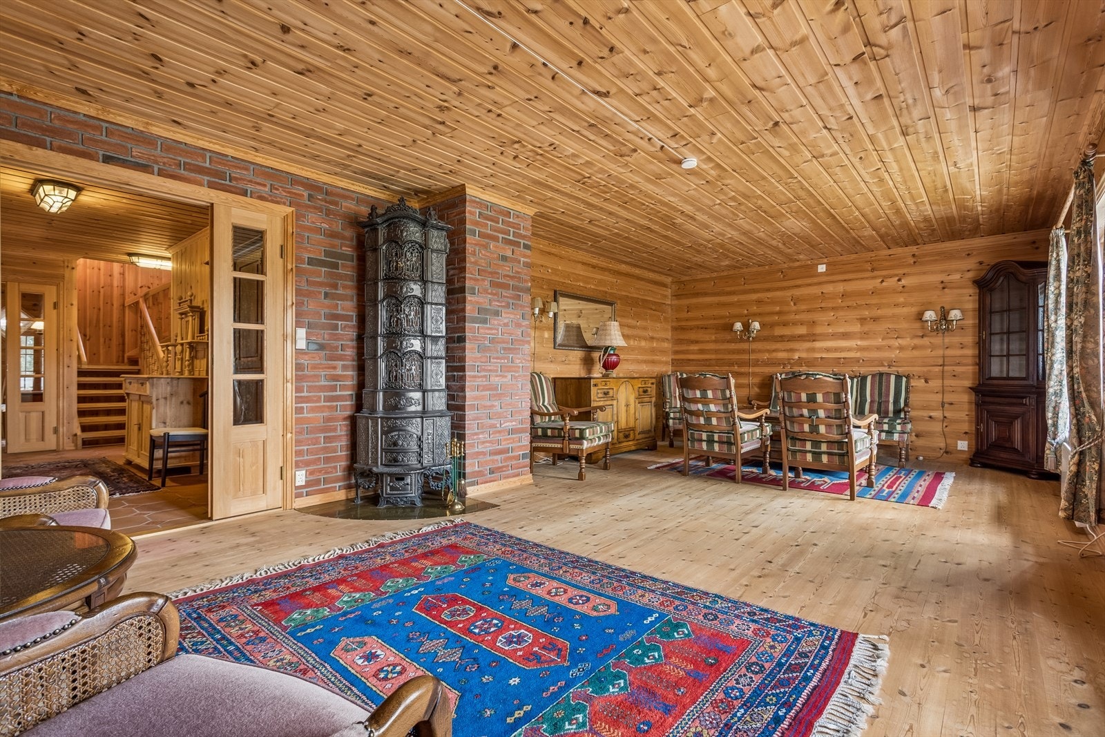 Stuen har god plass og en sentralt plassert vedovn som gir varme og hygge. Galleribilde