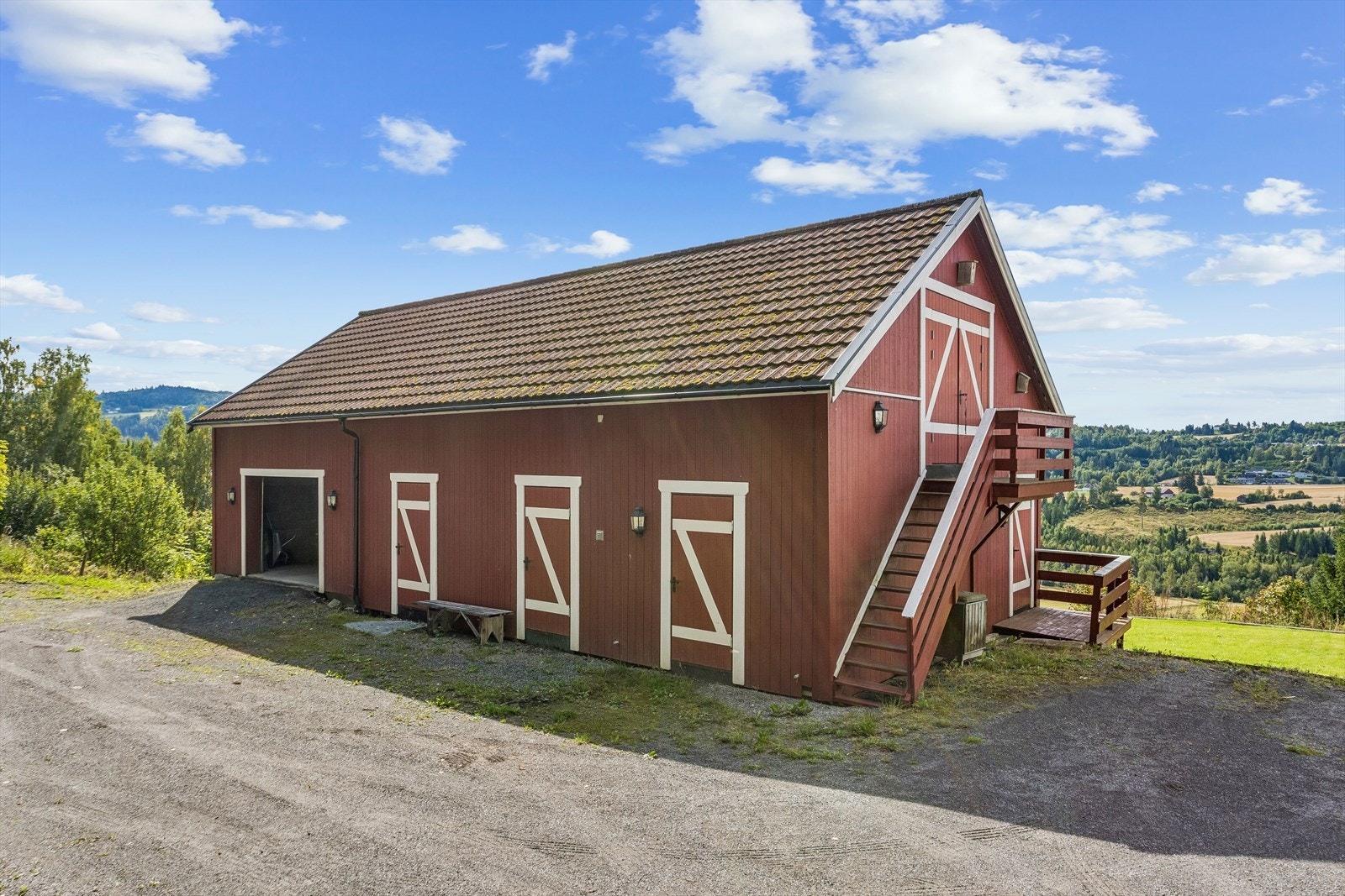 Landlig enebolig med stort våningshus, låve og uthus på en skrånende tomt. Eiendommen består av 2 stk gnr/bnr, men huset på tilleggstomten er revet og der står det kun igjen et uthus. Galleribilde