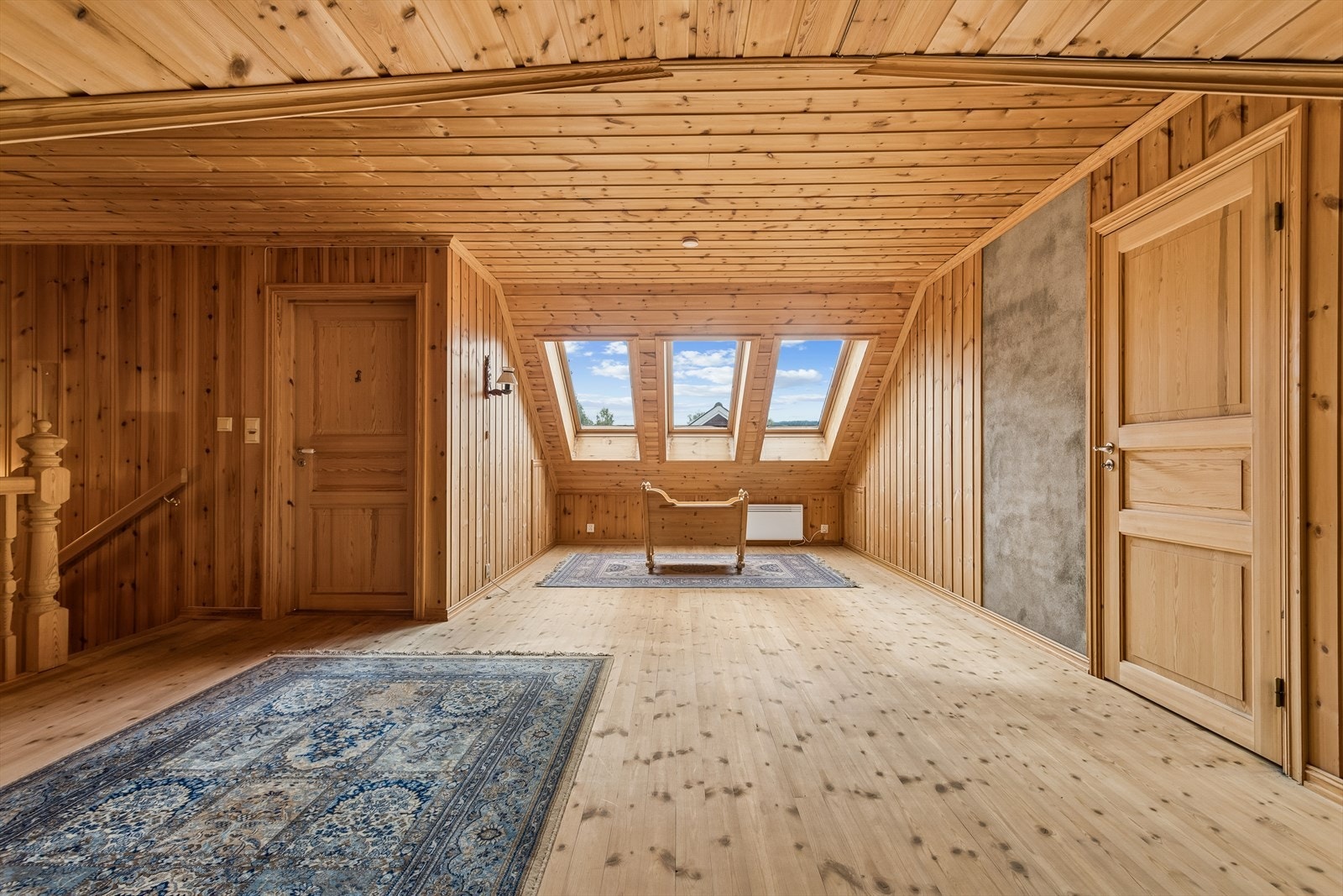 Takvinduer fra Velux (1992) gir godt med dagslys. Galleribilde