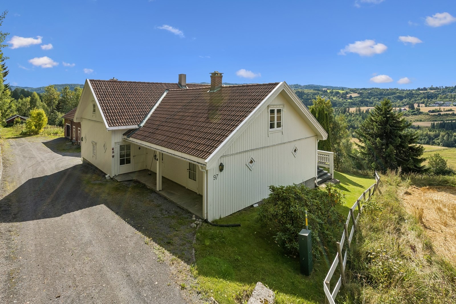 Våningshuset har stående utvendig trekledning og tak tekket med betongtakstein. Jordet som tilhører ligger nedenfor bygningene, retning RV4 (et godt stykke unna) og er på ca. 13 dekar. Galleribilde