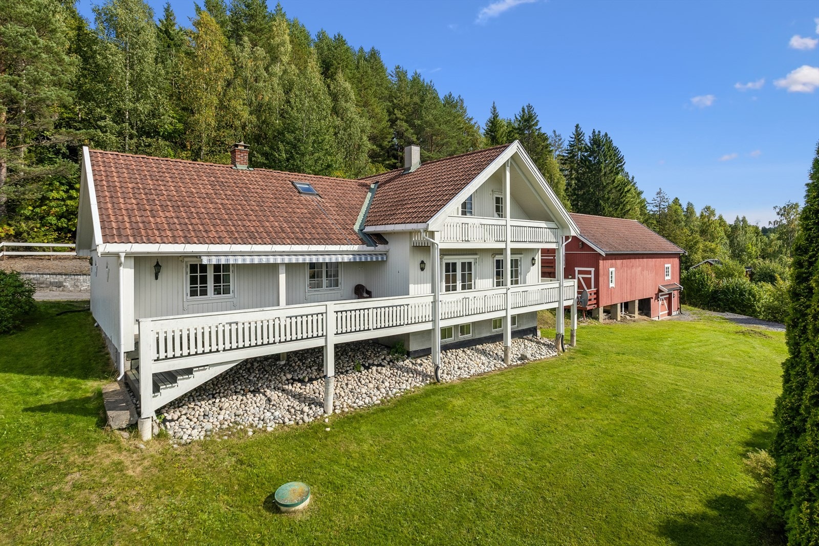 Dette er et hyggelig lite småbruk med fulldyrka jord på ca. 13 dekar. En liten perle som ligger helt for seg selv uten innsyn. Galleribilde