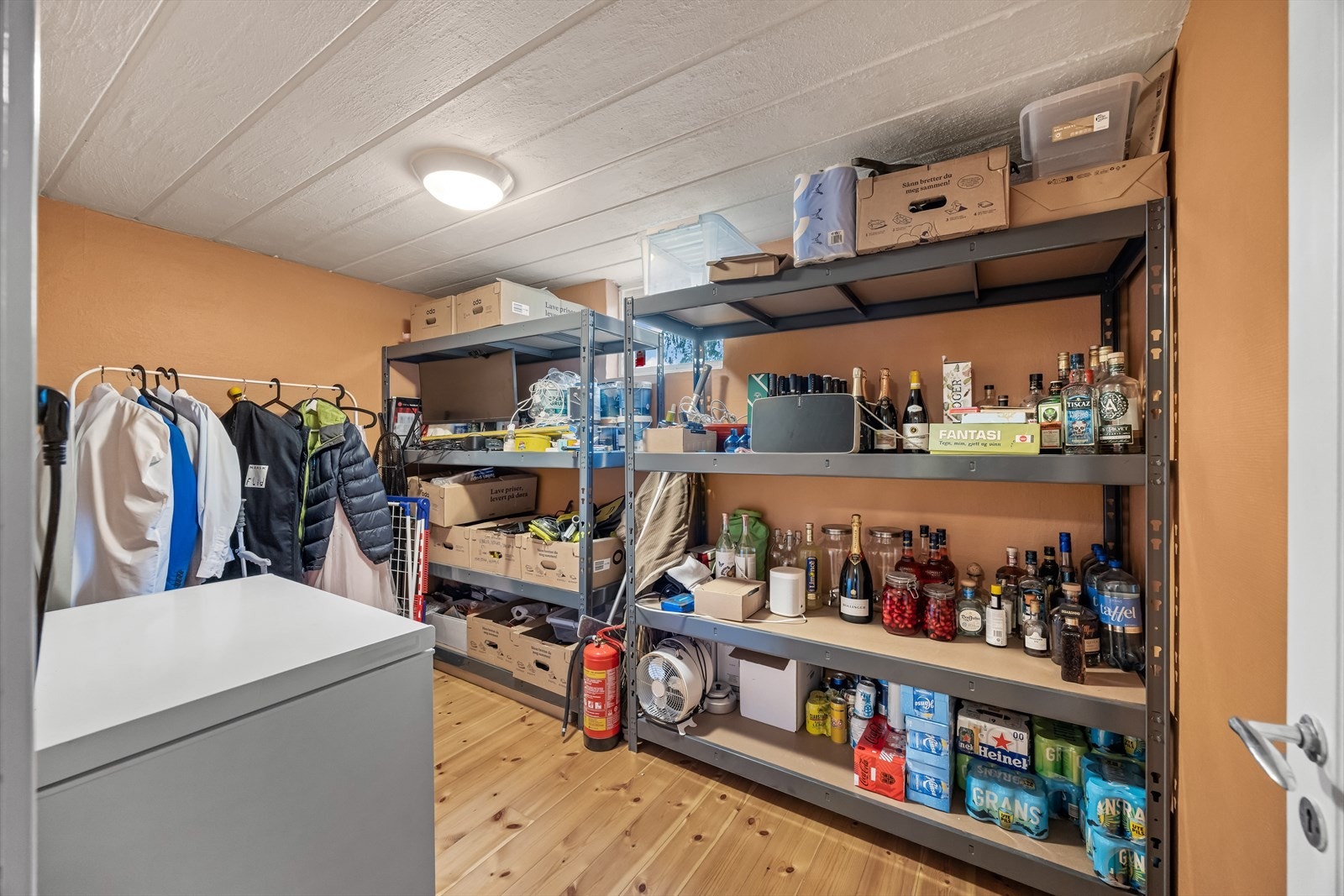 Meget god lagringsplass, både i underetasjen og på kaldloftet. Galleribilde