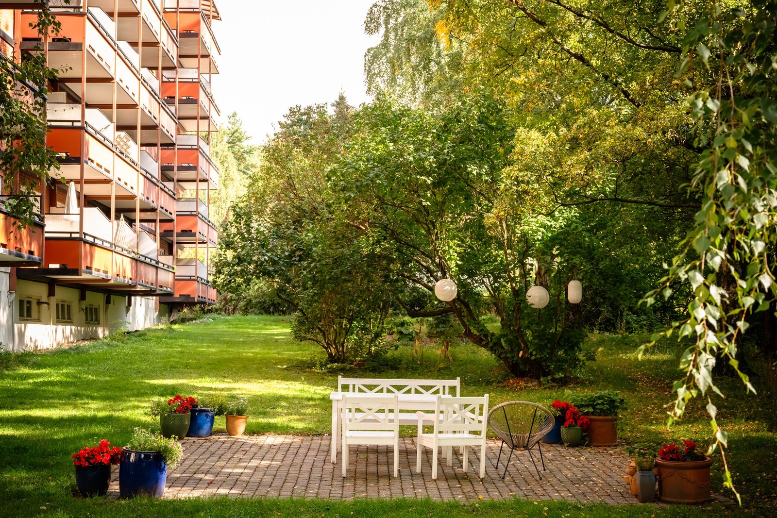 Sameiet har fine fellesområder som er pent opparbeidet med beplantning og sittegrupper. Galleribilde