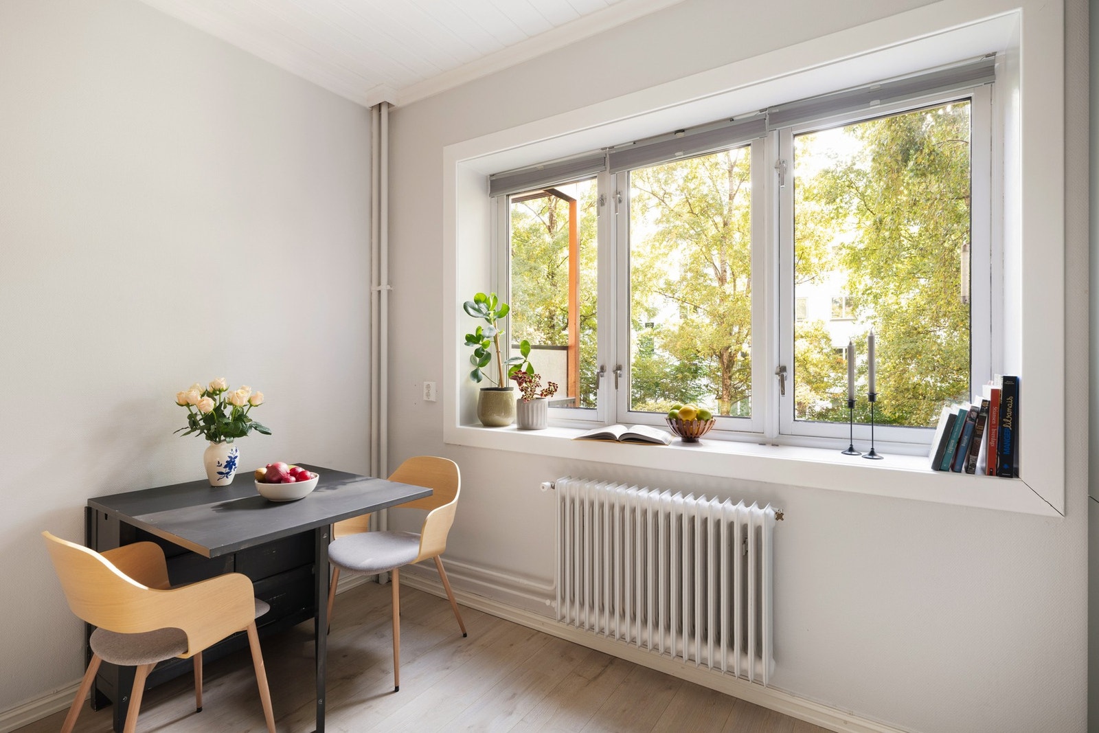 Det er god plass til et spisebord ved vinduet hvor du kan invitere til hyggelige sammenkomster og gode middager. Galleribilde