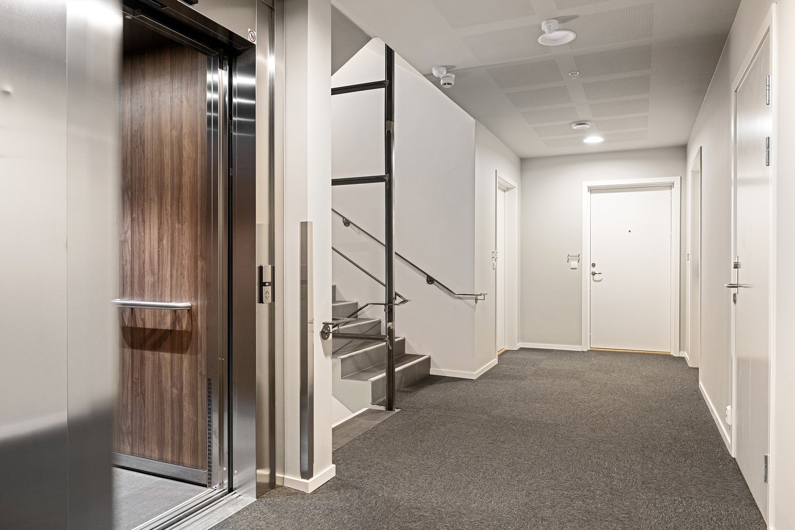 Heis i bygget som tar deg direkte ned til både garasjekjeller og kjellerbod Galleribilde