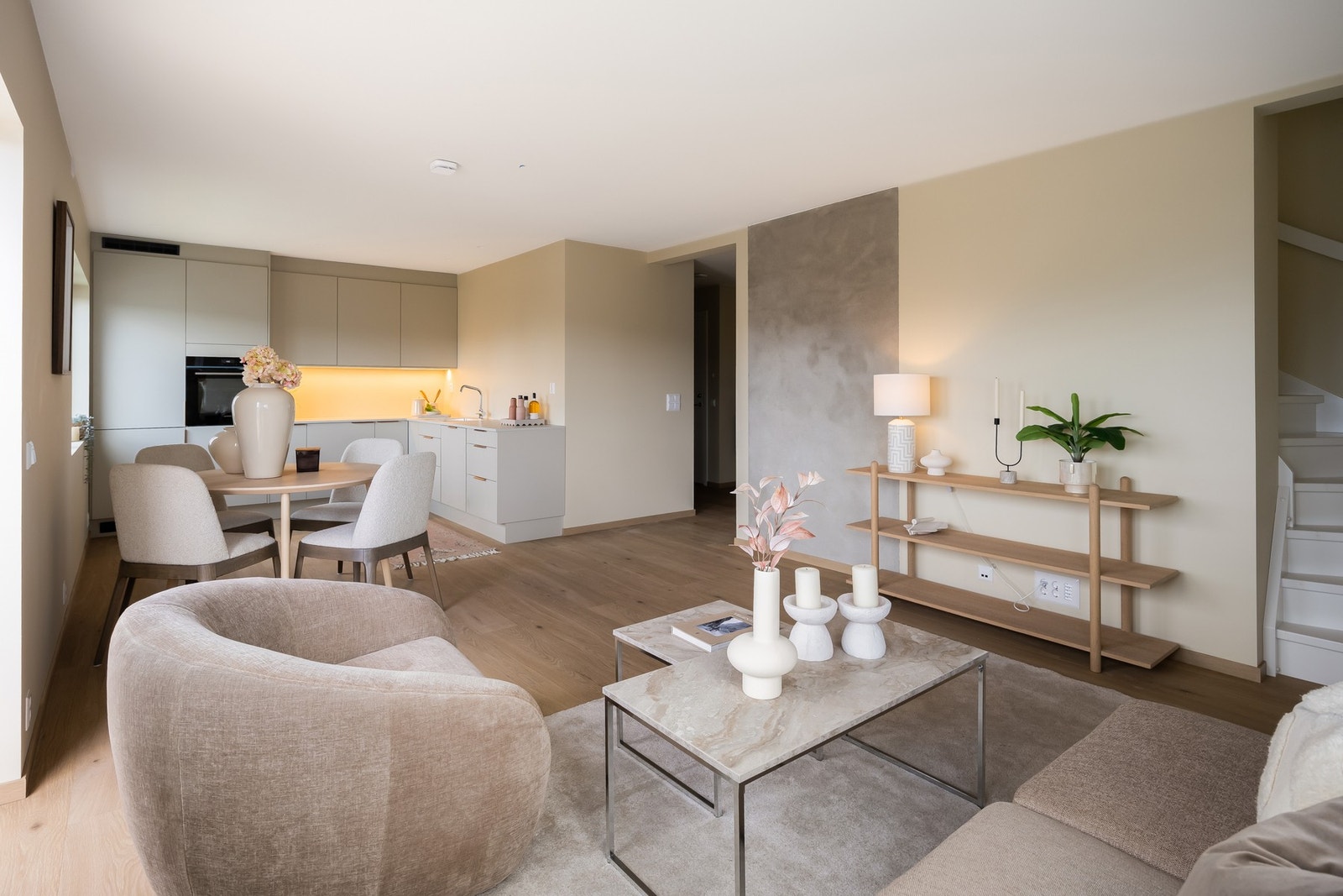 Stuen har god plass til både sofagruppe og spisestue. Galleribilde