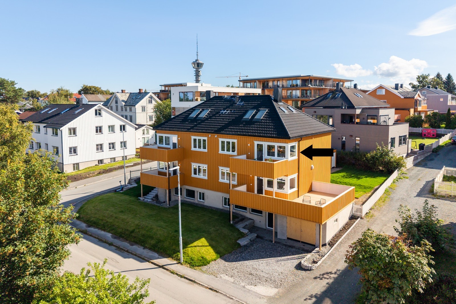 Nyrenovert og meget lekker leilighet i firemannsbolig over 2.etasje og loft. Galleribilde