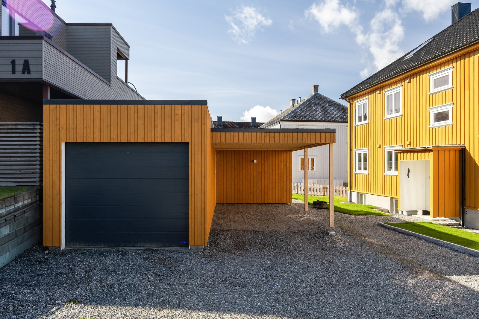 Privat nybygd garasje med bod i bakkant. Galleribilde