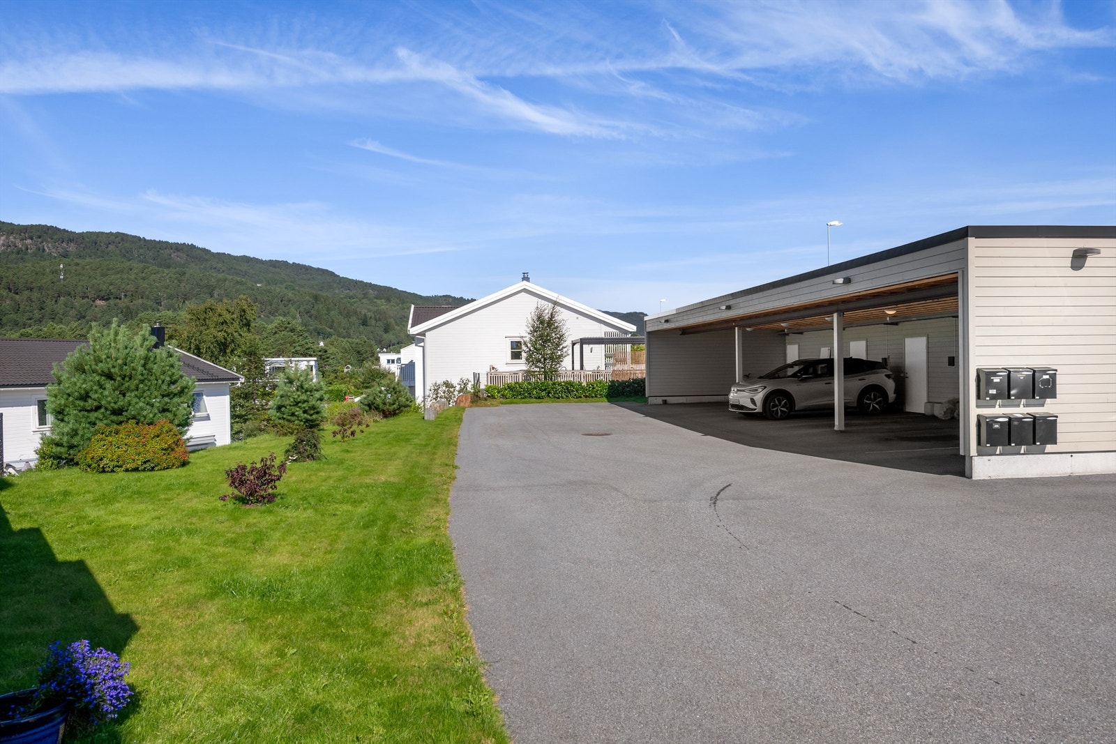 Leiligheten disponerer én parkeringsplass i carport, med en tilhørende bod på 5 kvm. Galleribilde