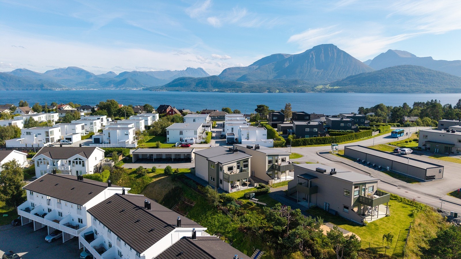 Gangavstand til Flisnes barneskole og Gnist Flisnes barnehage. Galleribilde