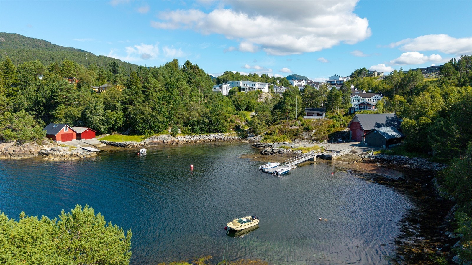 Det er kort vei ned til sjøen, svaberg og Havnevika. Galleribilde