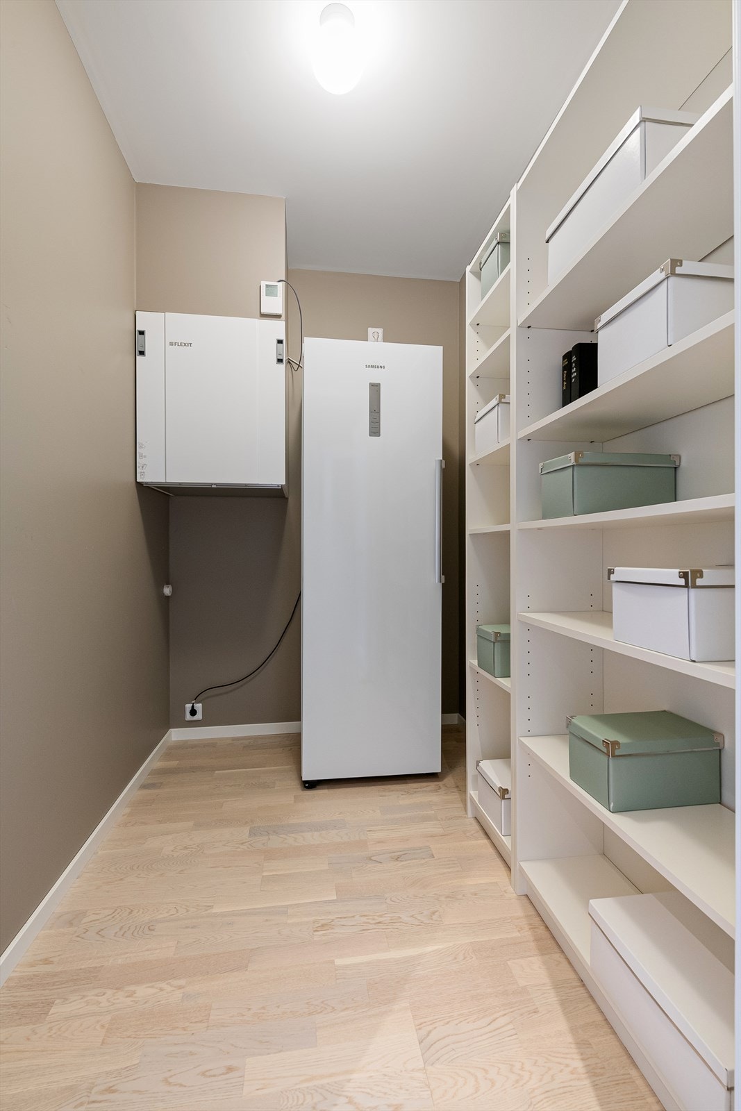 Innvendig bod med aggregat for balansert ventilasjon og god lagringsplass. Galleribilde